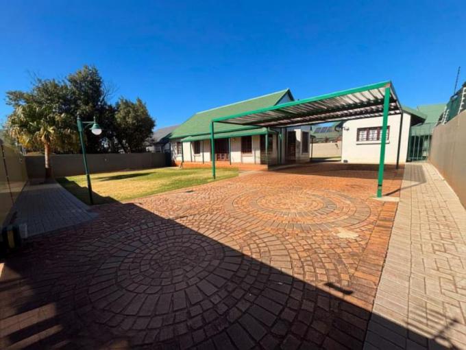 3 Bedroom House for Sale For Sale in Weltevreden Park - MR719576
