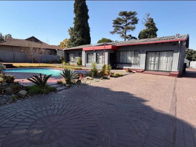 3 Bedroom House for Sale For Sale in Brackendowns - MR719614
