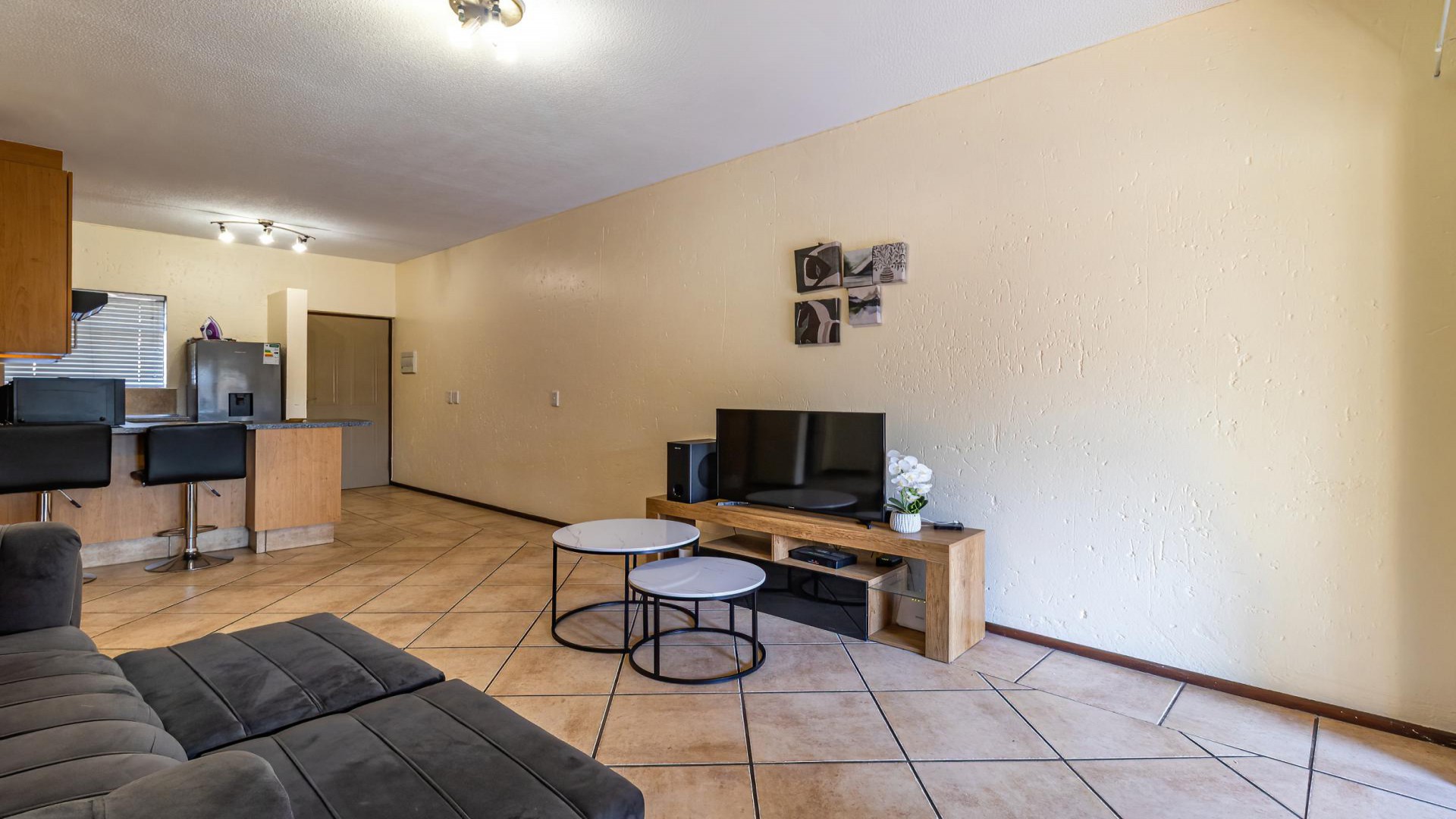 Lounges - 20 square meters of property in Lone Hill