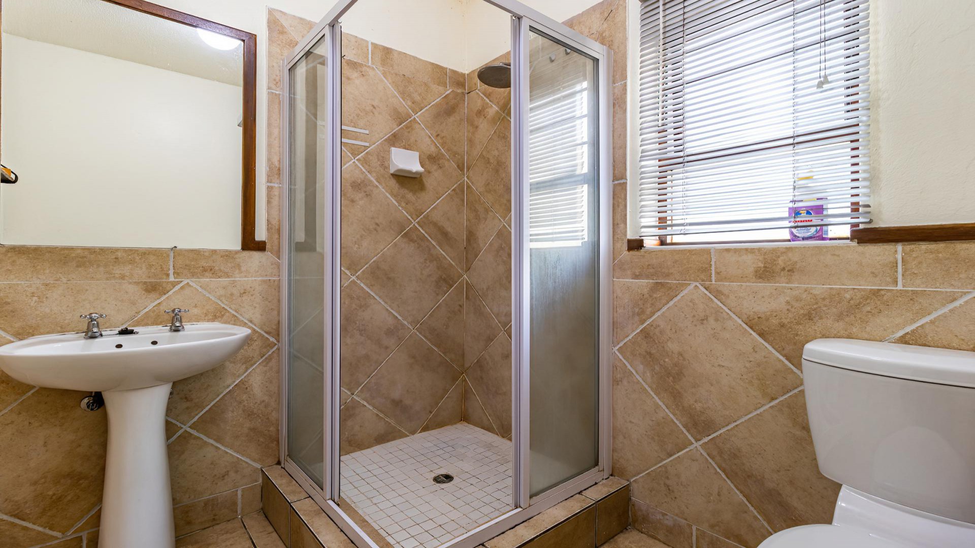 Bathroom 1 - 5 square meters of property in Lone Hill