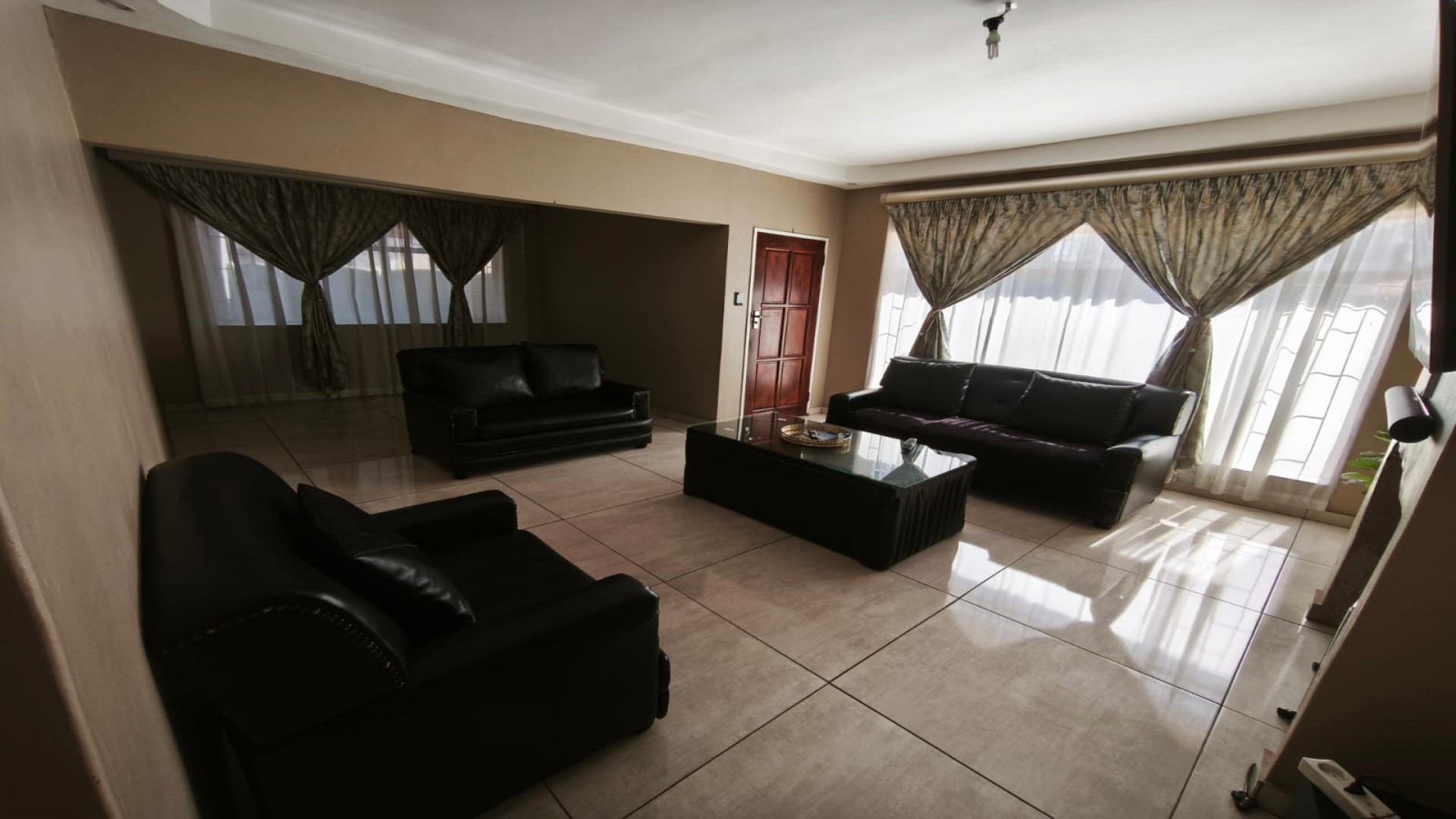 Lounges of property in Modder East