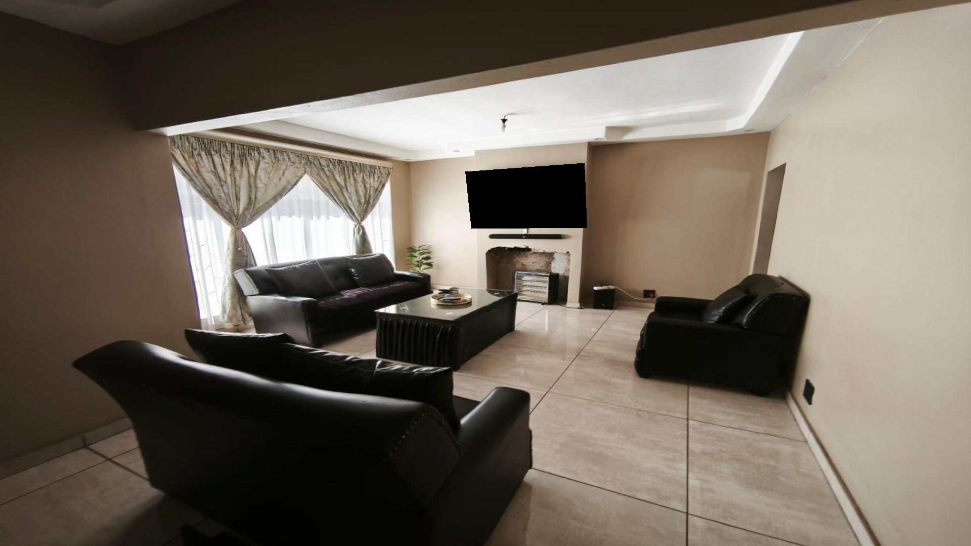 Lounges of property in Modder East