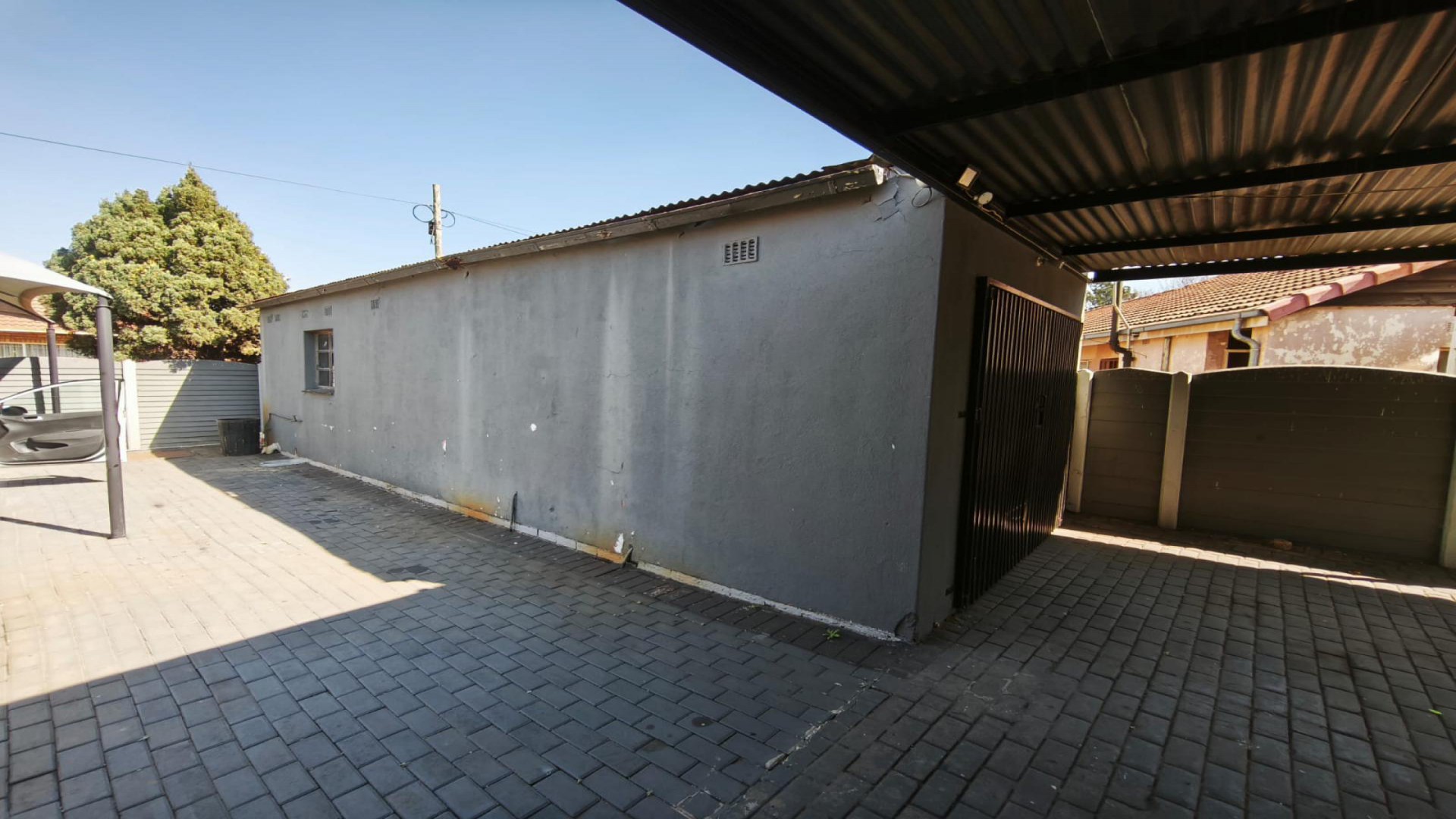 Spaces of property in Modder East