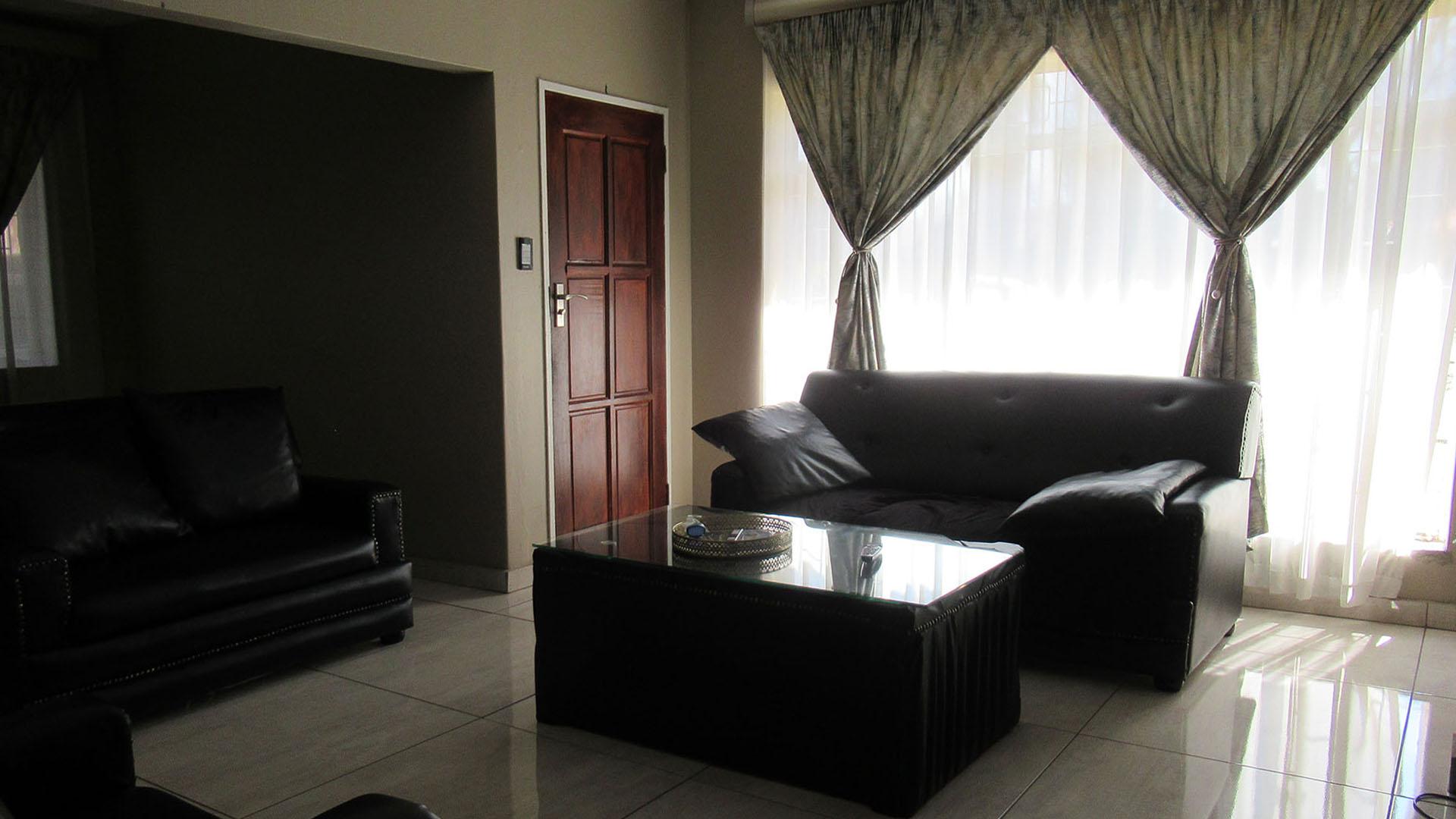 Lounges - 19 square meters of property in Modder East