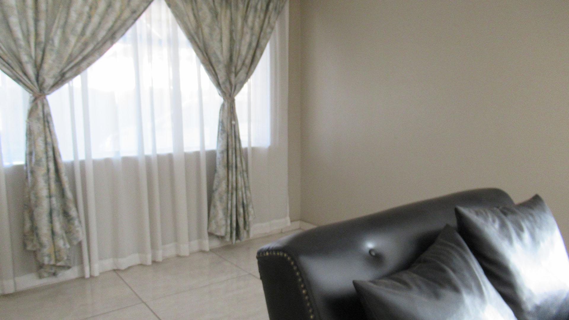 Dining Room - 10 square meters of property in Modder East