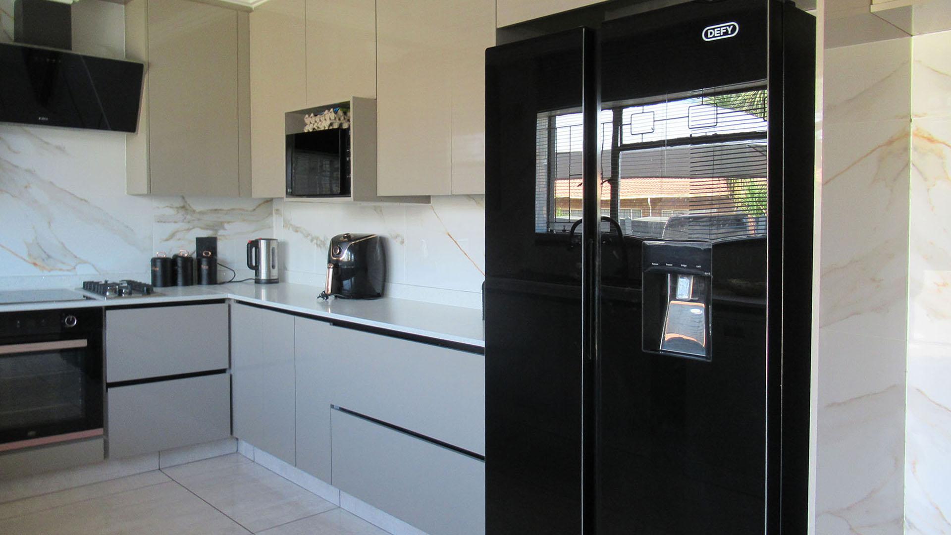 Kitchen - 16 square meters of property in Modder East