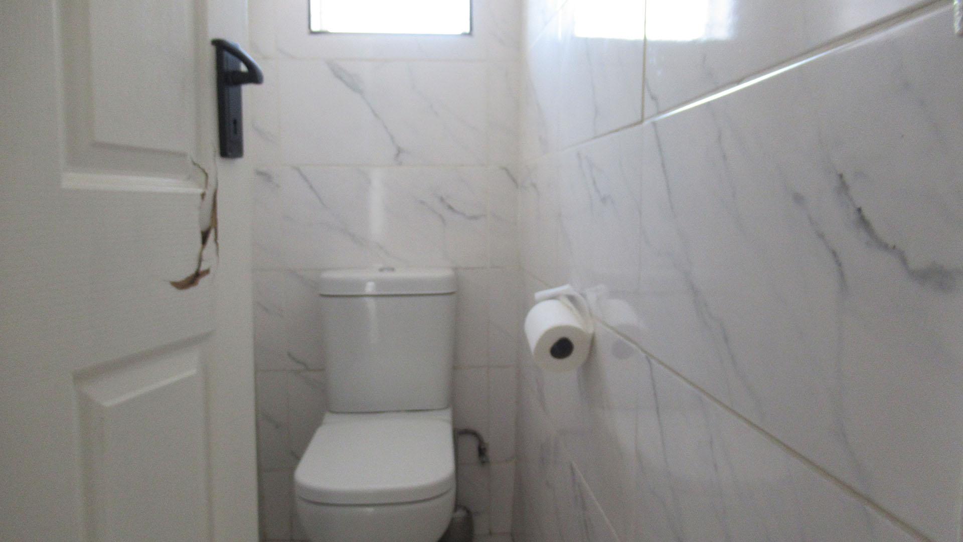 Bathroom 1 - 5 square meters of property in Modder East