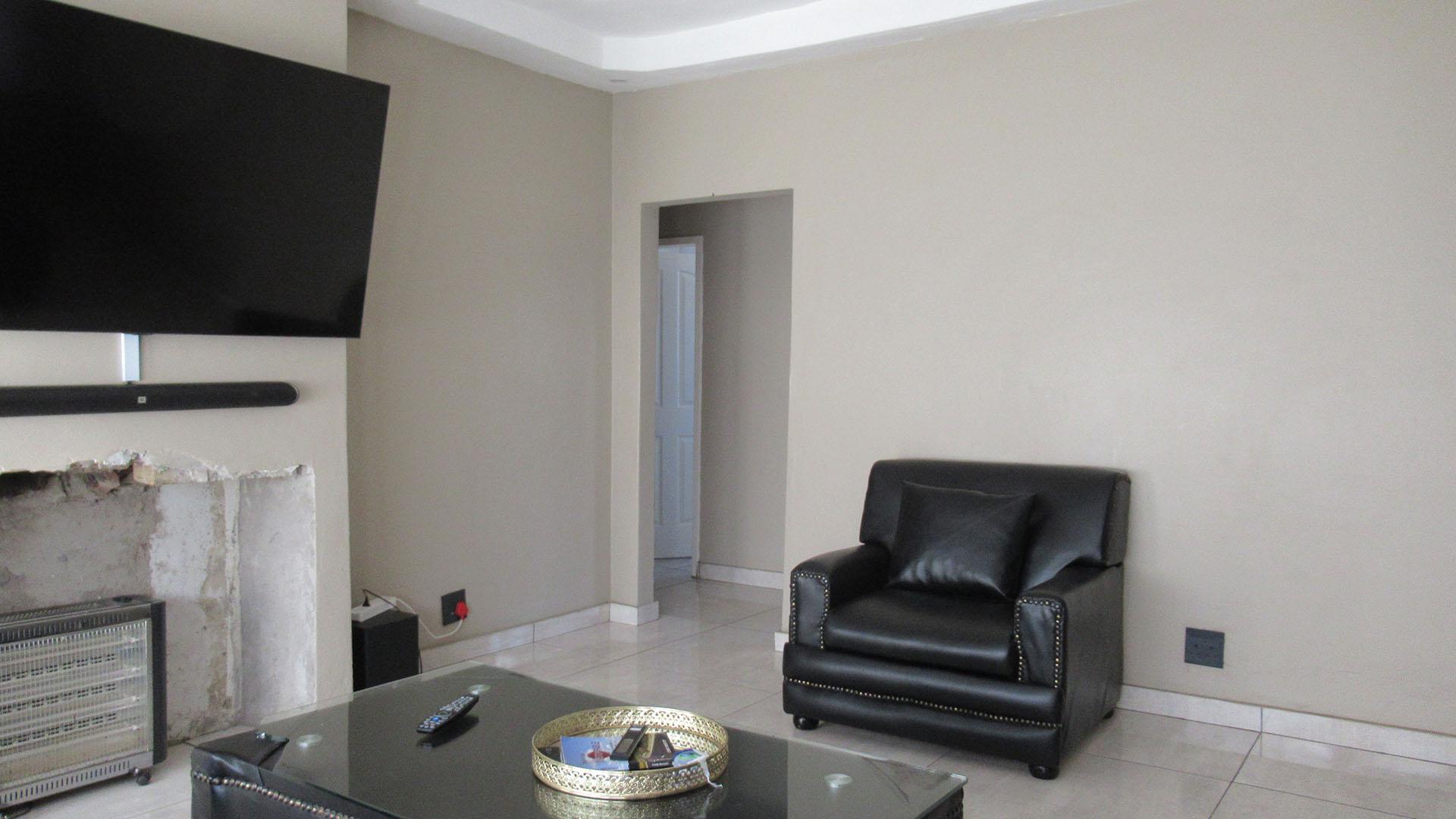 Lounges - 19 square meters of property in Modder East
