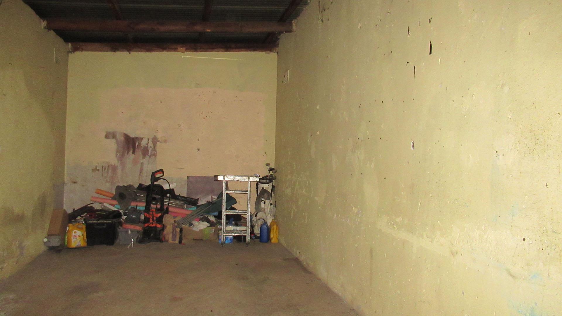 Garage - 22 square meters of property in Modder East