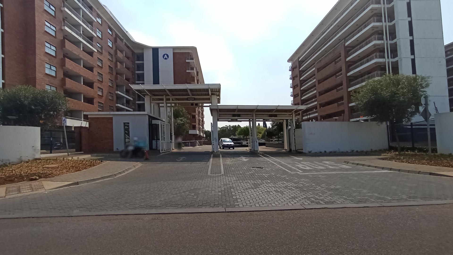 Front View of property in Die Hoewes