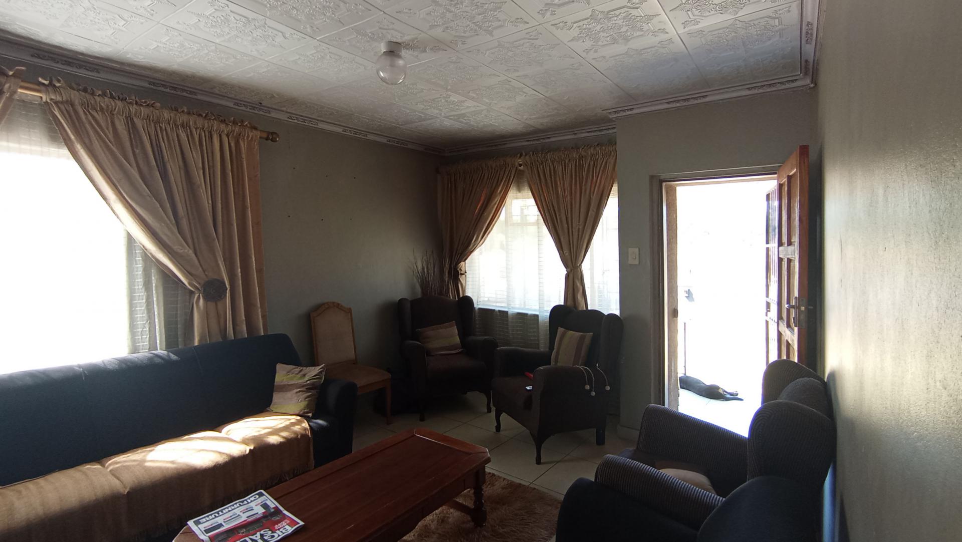 Lounges - 14 square meters of property in Jan Niemand Park