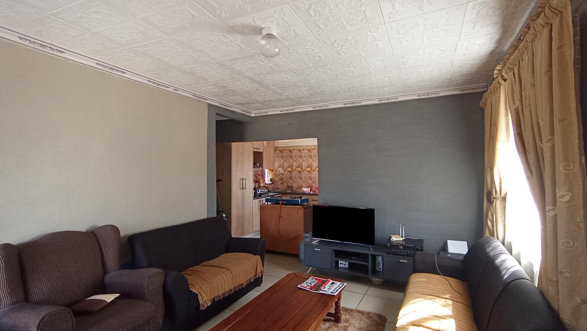 Lounges - 14 square meters of property in Jan Niemand Park