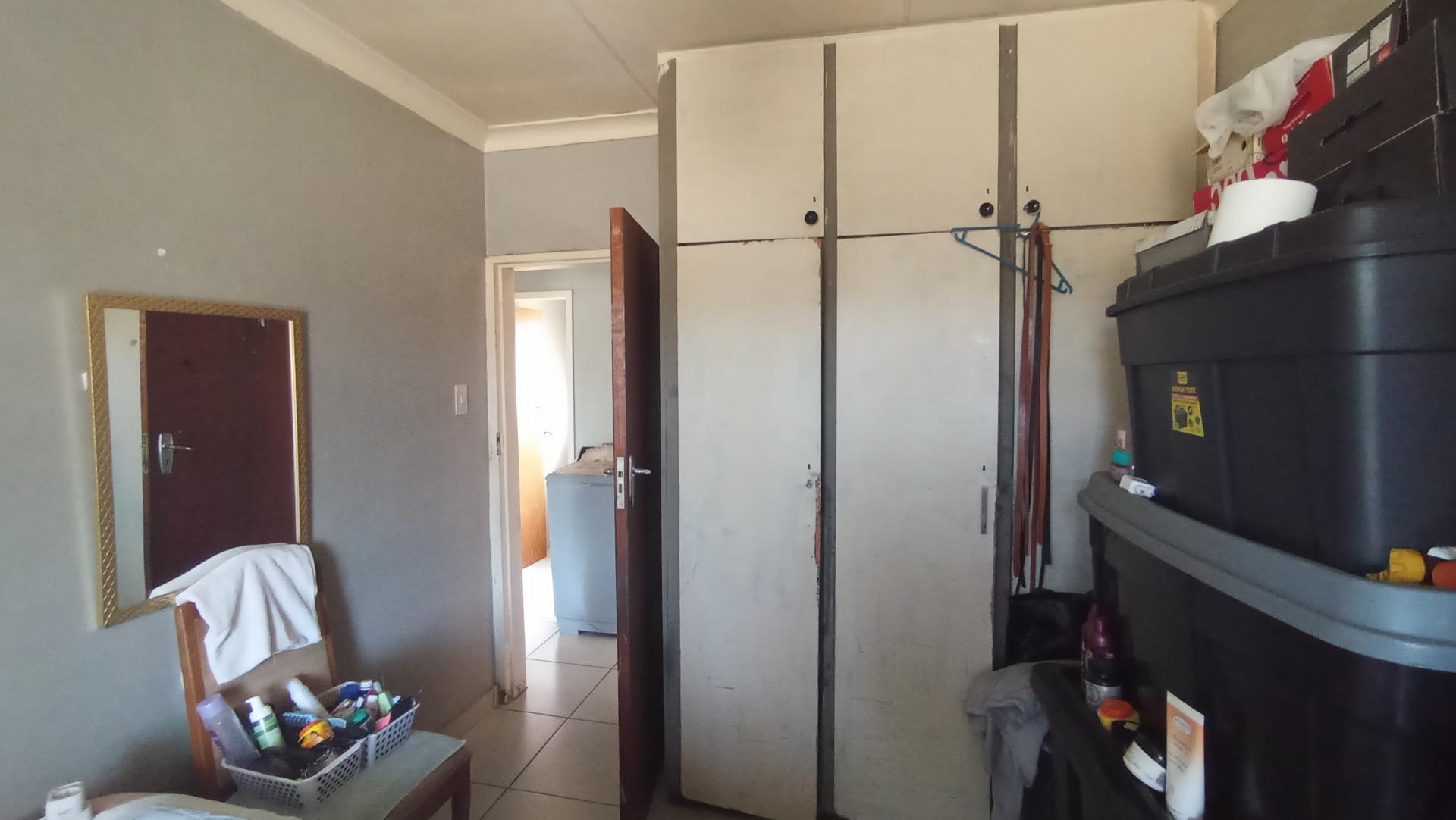 Bed Room 1 - 10 square meters of property in Jan Niemand Park