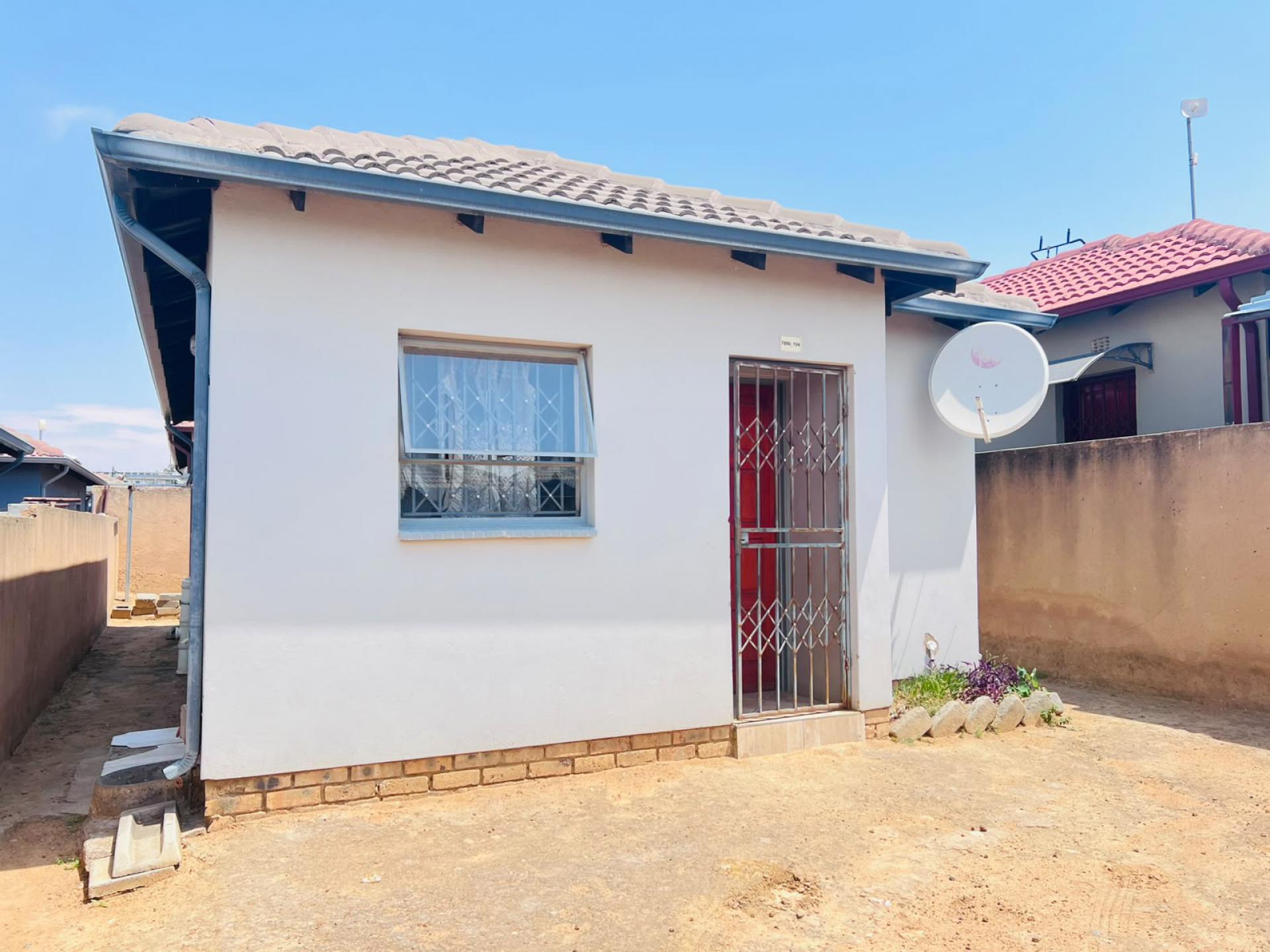 Front View of property in Clayville