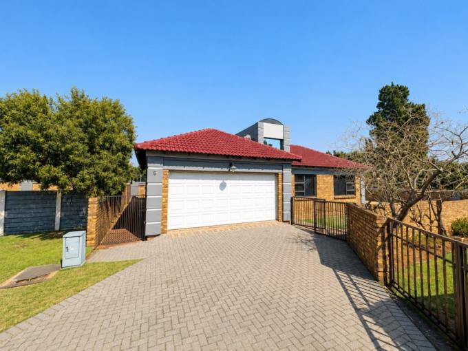 3 Bedroom Simplex for Sale For Sale in Brackenhurst - MR719728