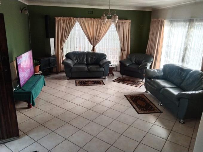 4 Bedroom House to Rent in Crown Gardens - Property to rent - MR719744