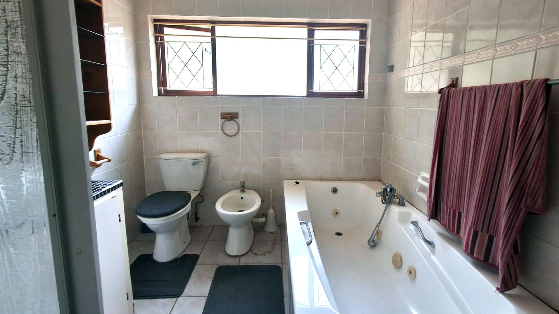 Bathroom 1 of property in Sunwich Port