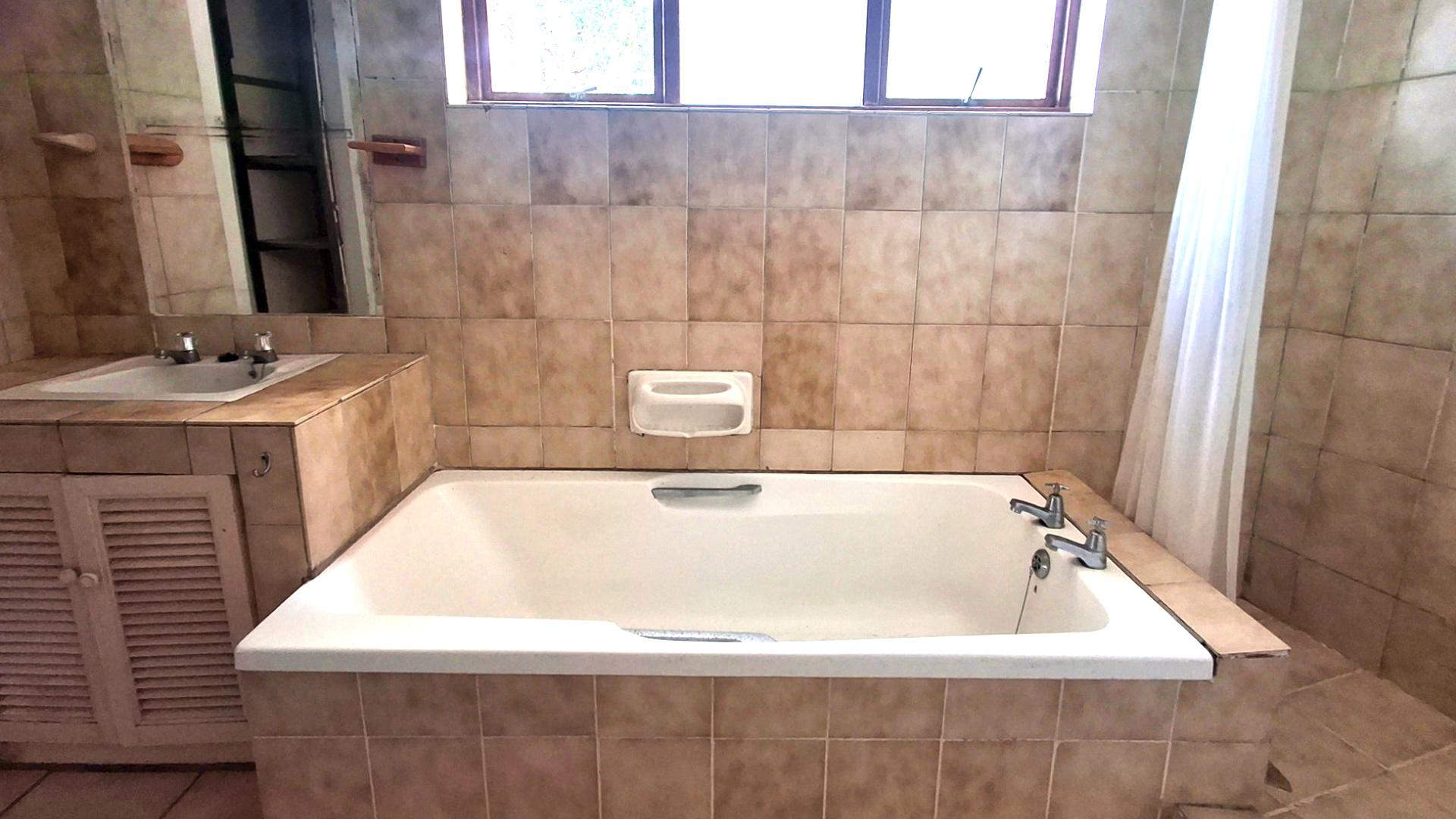 Bathroom 2 of property in Sunwich Port