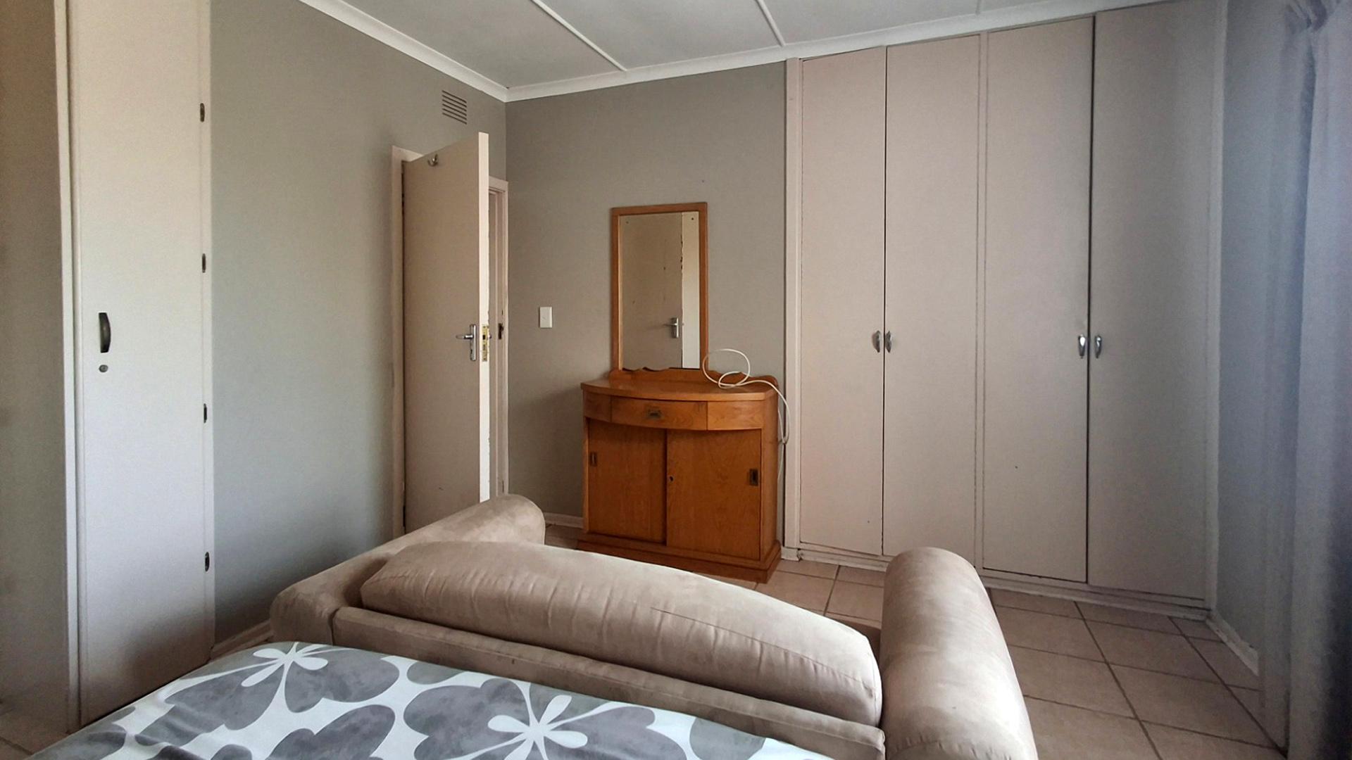 Bed Room 1 of property in Sunwich Port