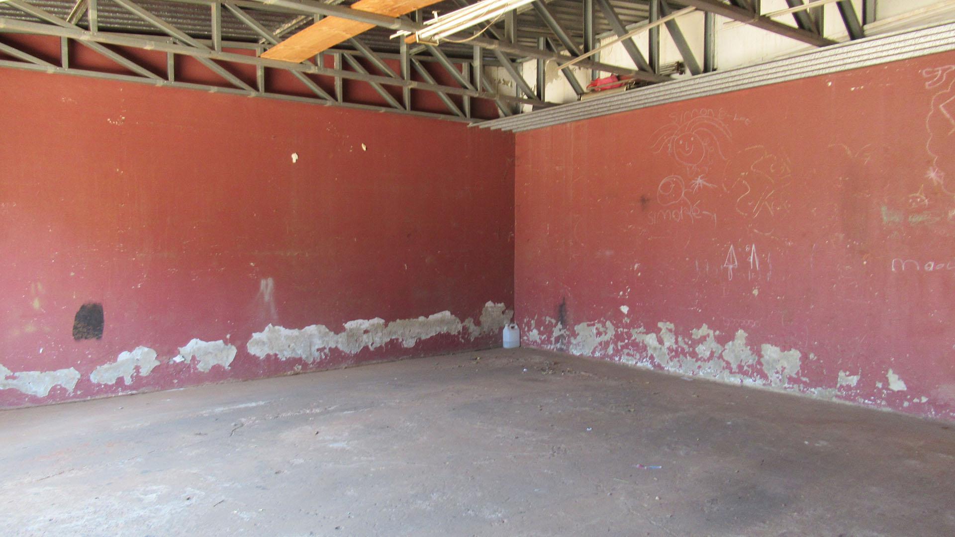 Garage - 55 square meters of property in Klippoortje
