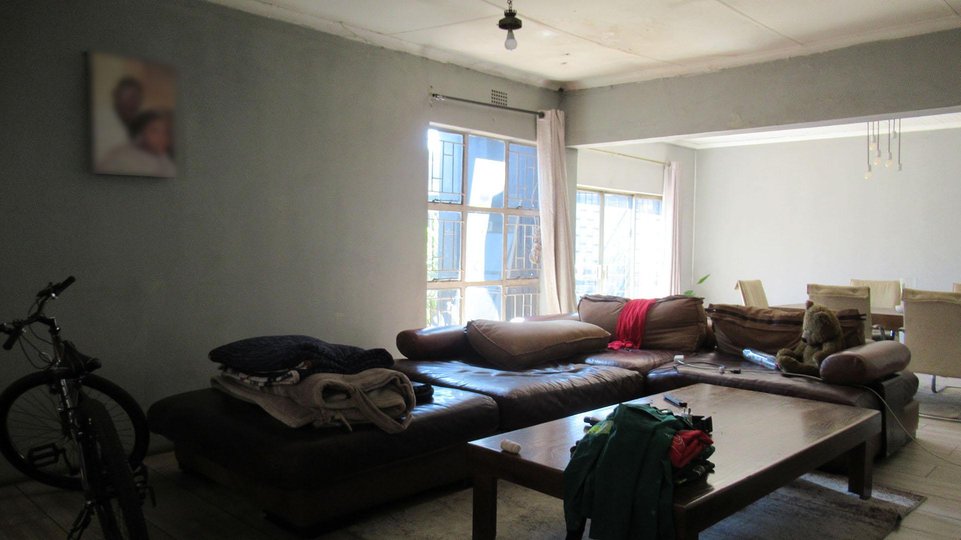 Lounges - 67 square meters of property in Klippoortje