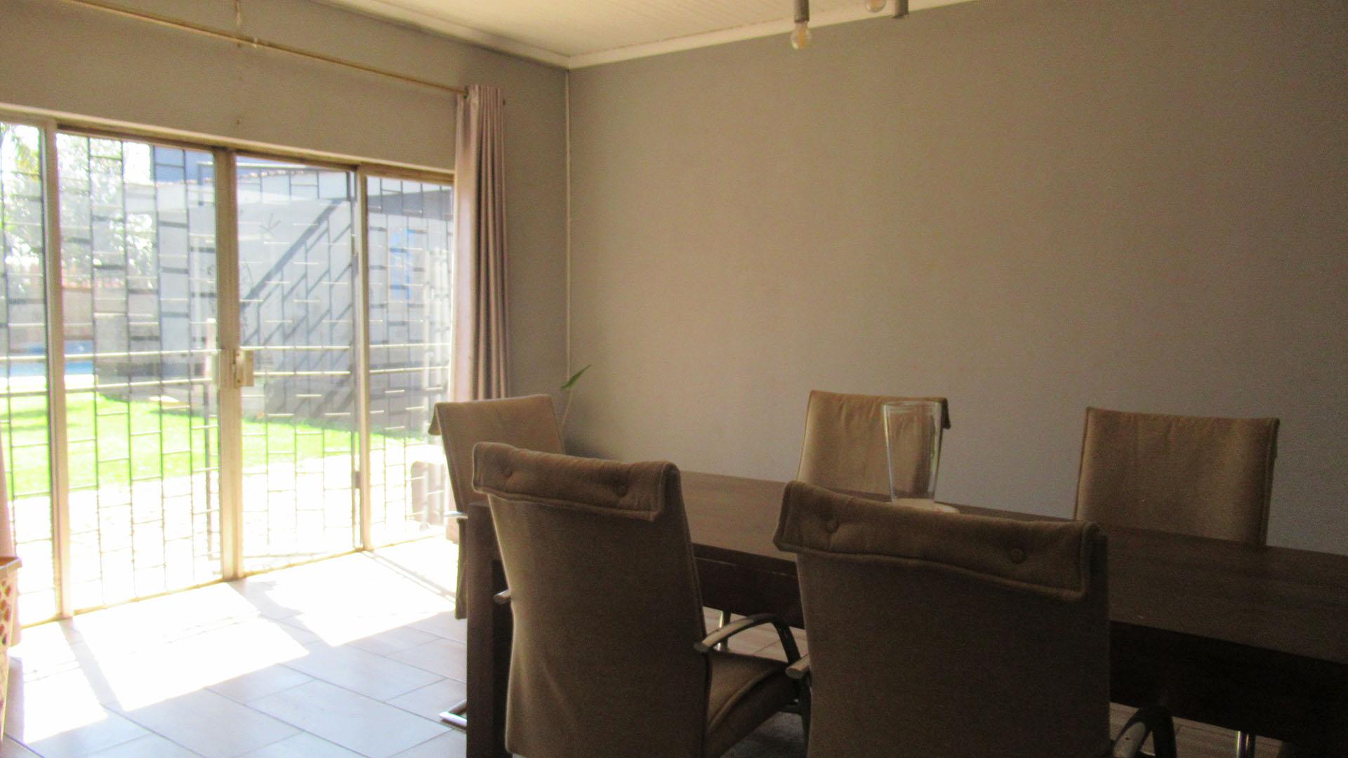 Dining Room - 32 square meters of property in Klippoortje
