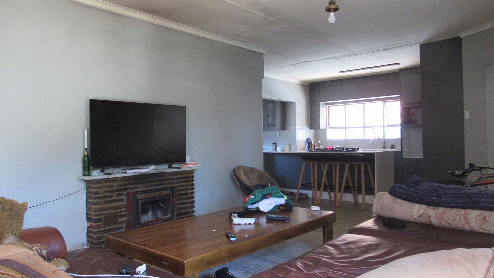 Lounges - 67 square meters of property in Klippoortje