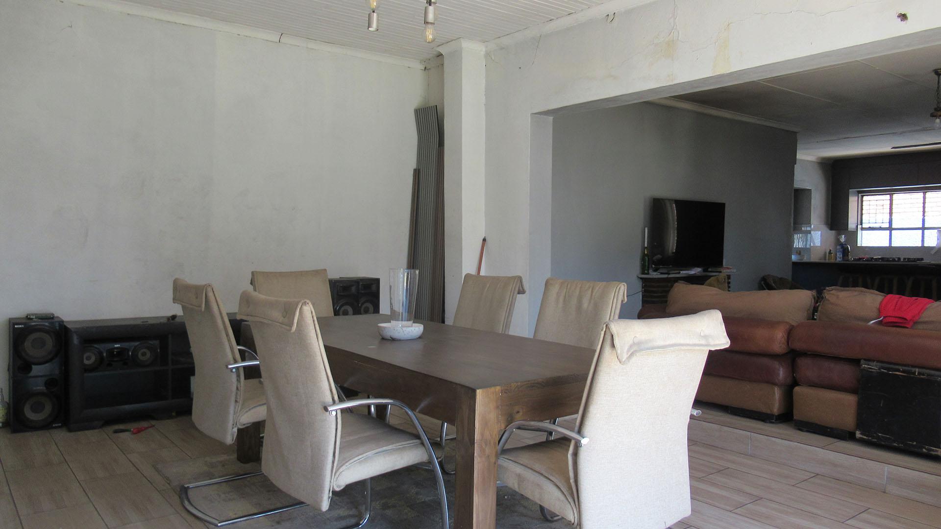 Dining Room - 32 square meters of property in Klippoortje
