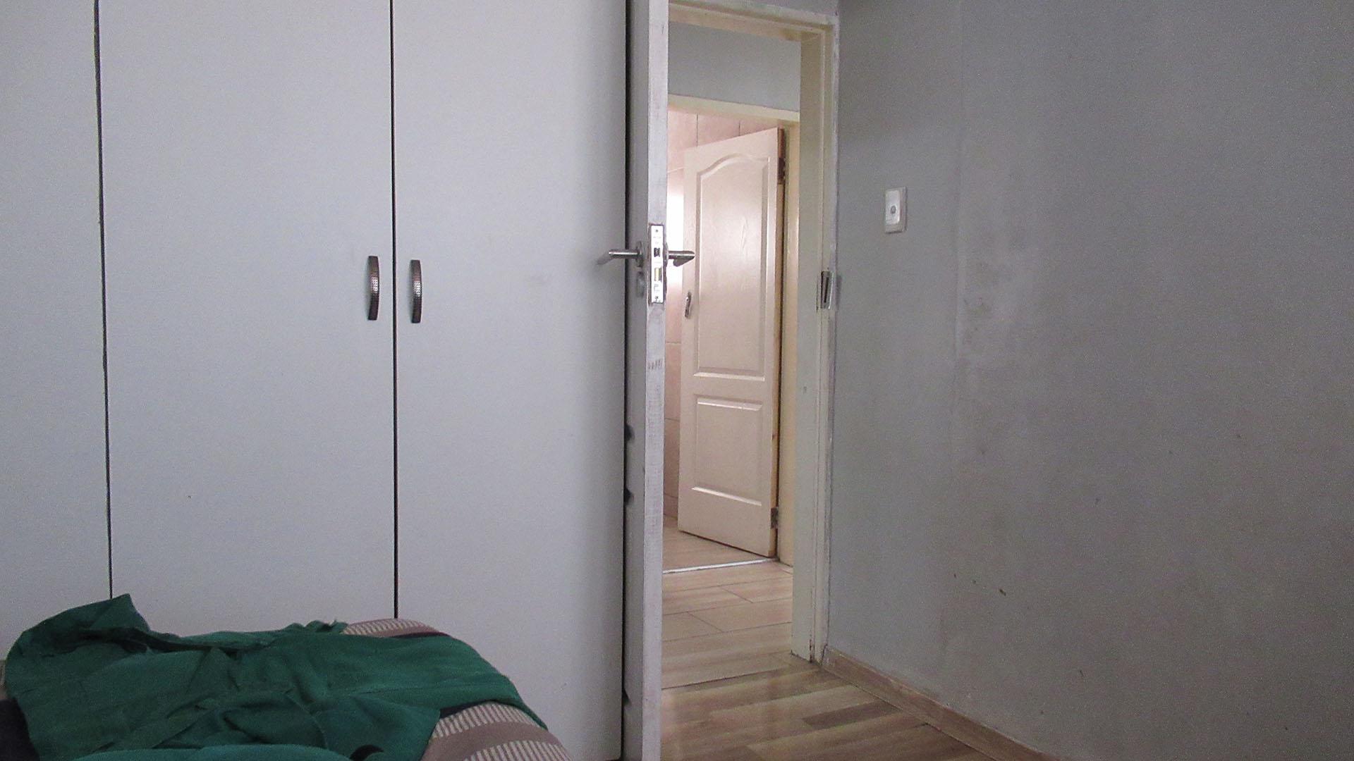 Bed Room 1 - 11 square meters of property in Klippoortje