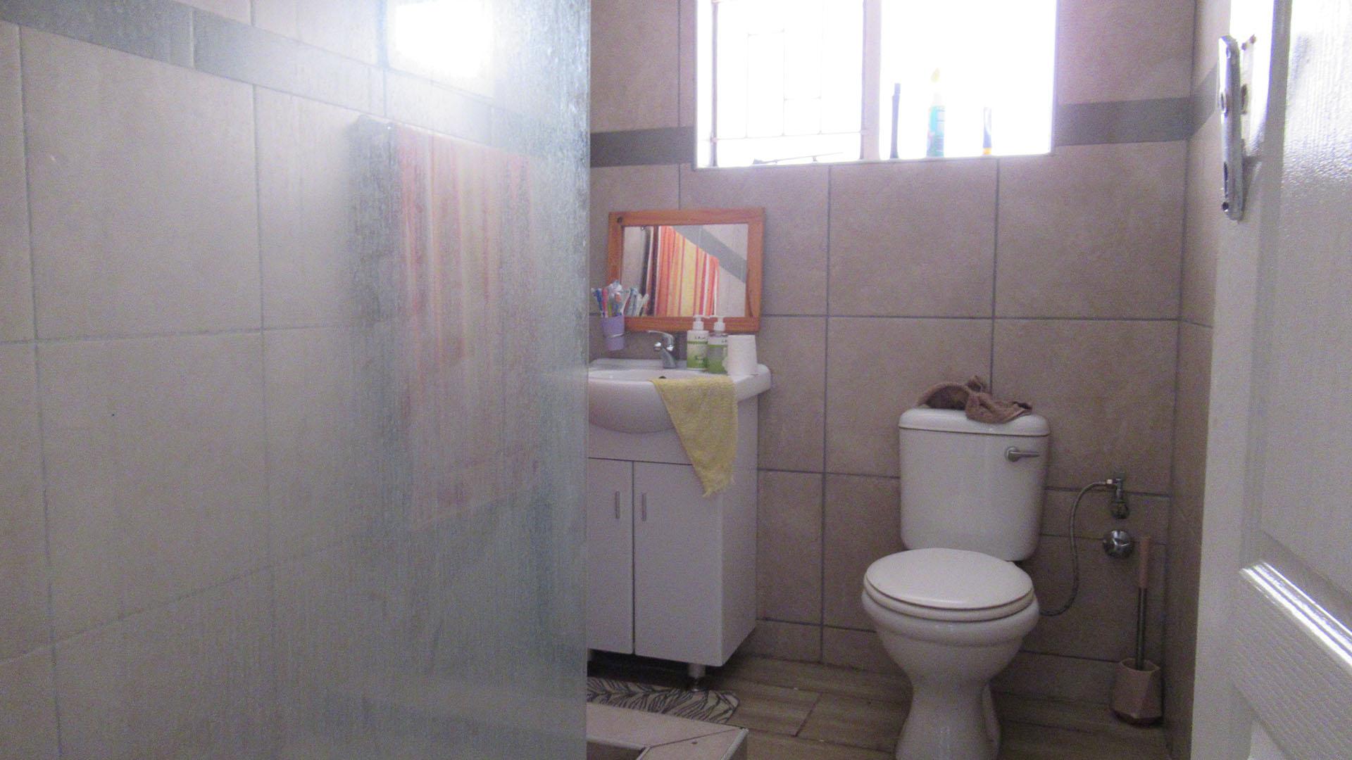Bathroom 1 - 6 square meters of property in Klippoortje
