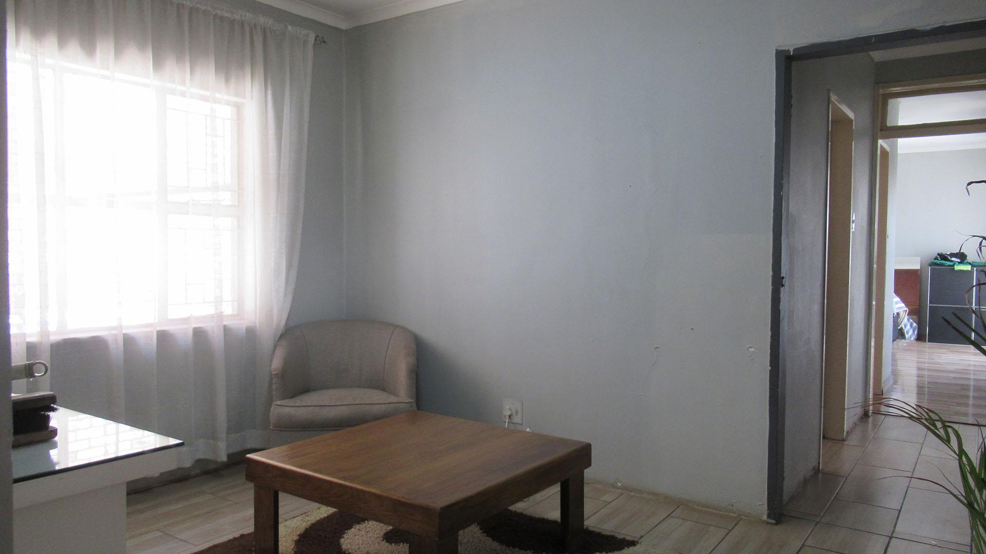 Lounges - 67 square meters of property in Klippoortje