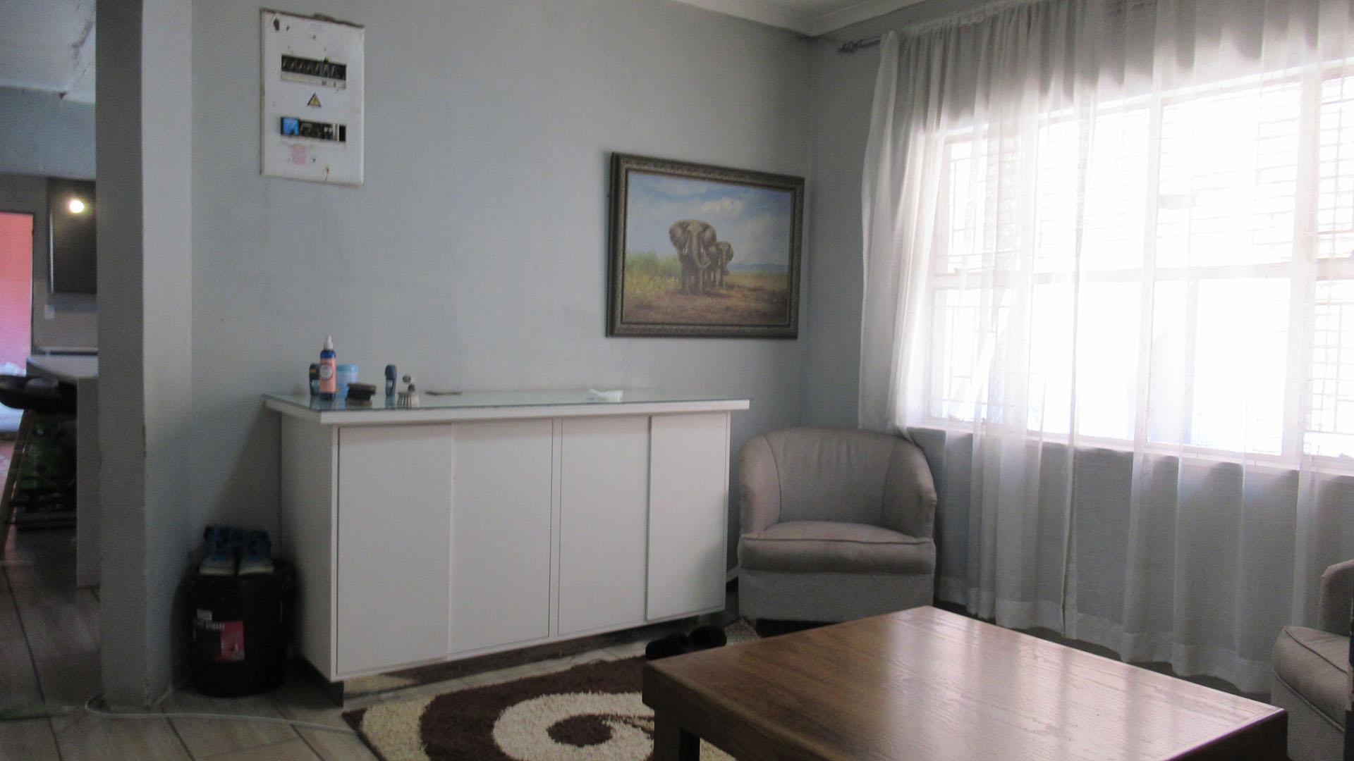 Lounges - 67 square meters of property in Klippoortje