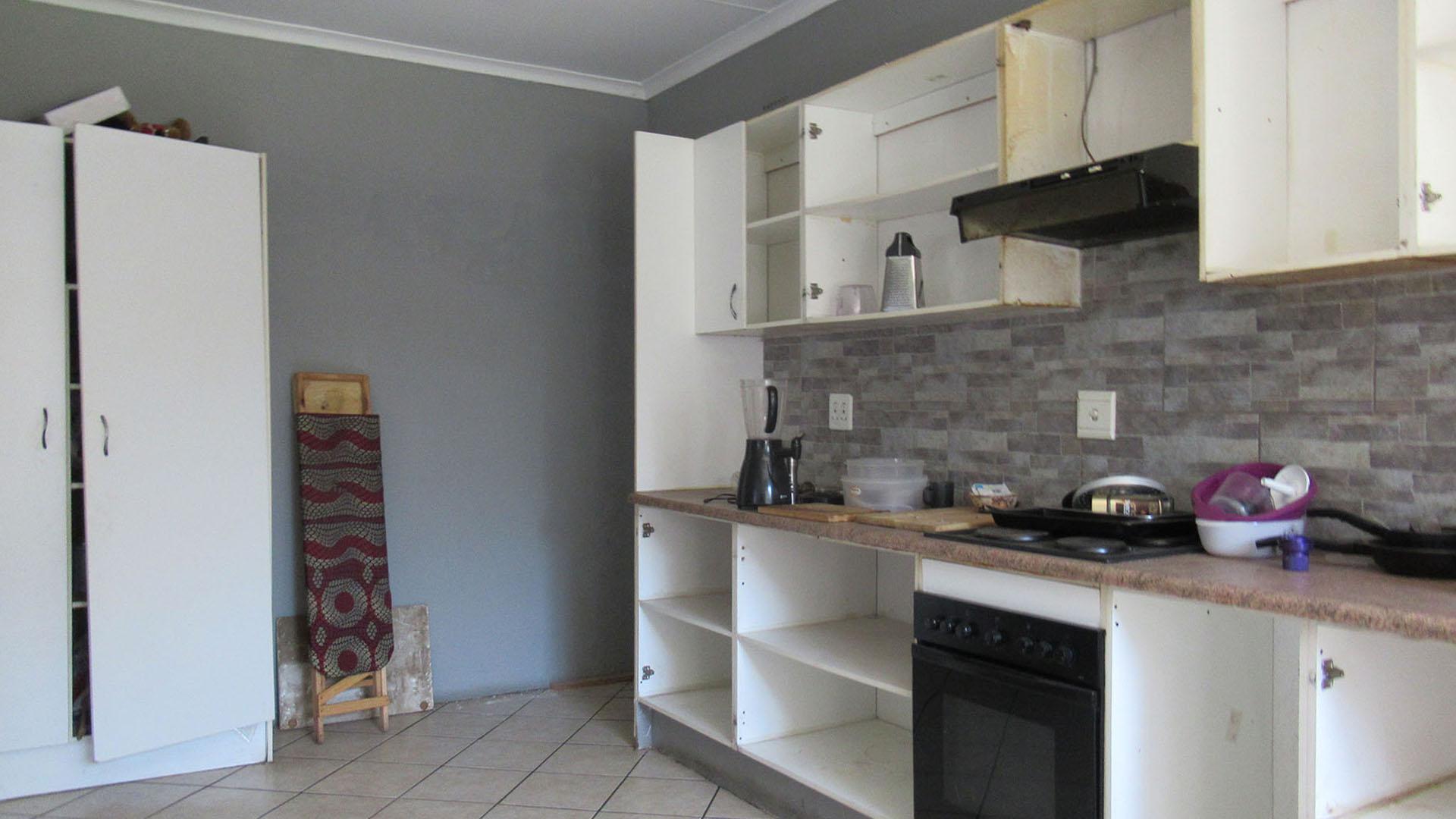 Kitchen - 49 square meters of property in Klippoortje