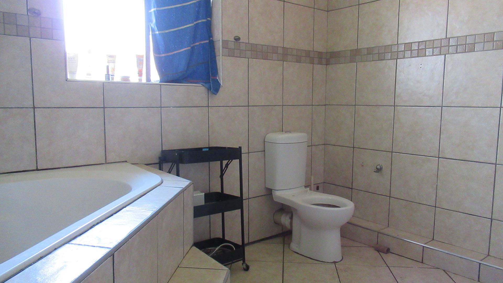 Bathroom 2 of property in Klippoortje