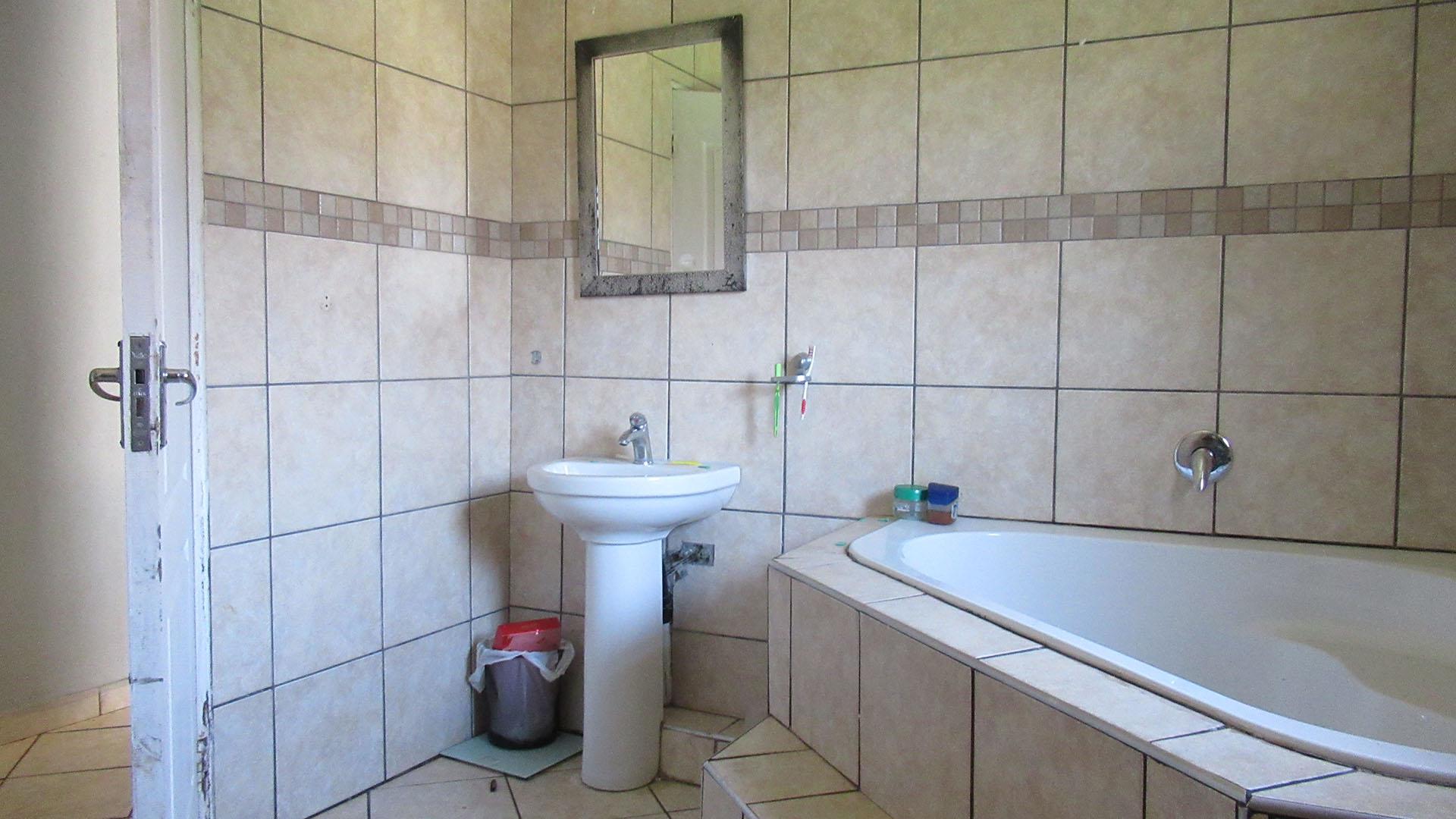 Bathroom 2 of property in Klippoortje