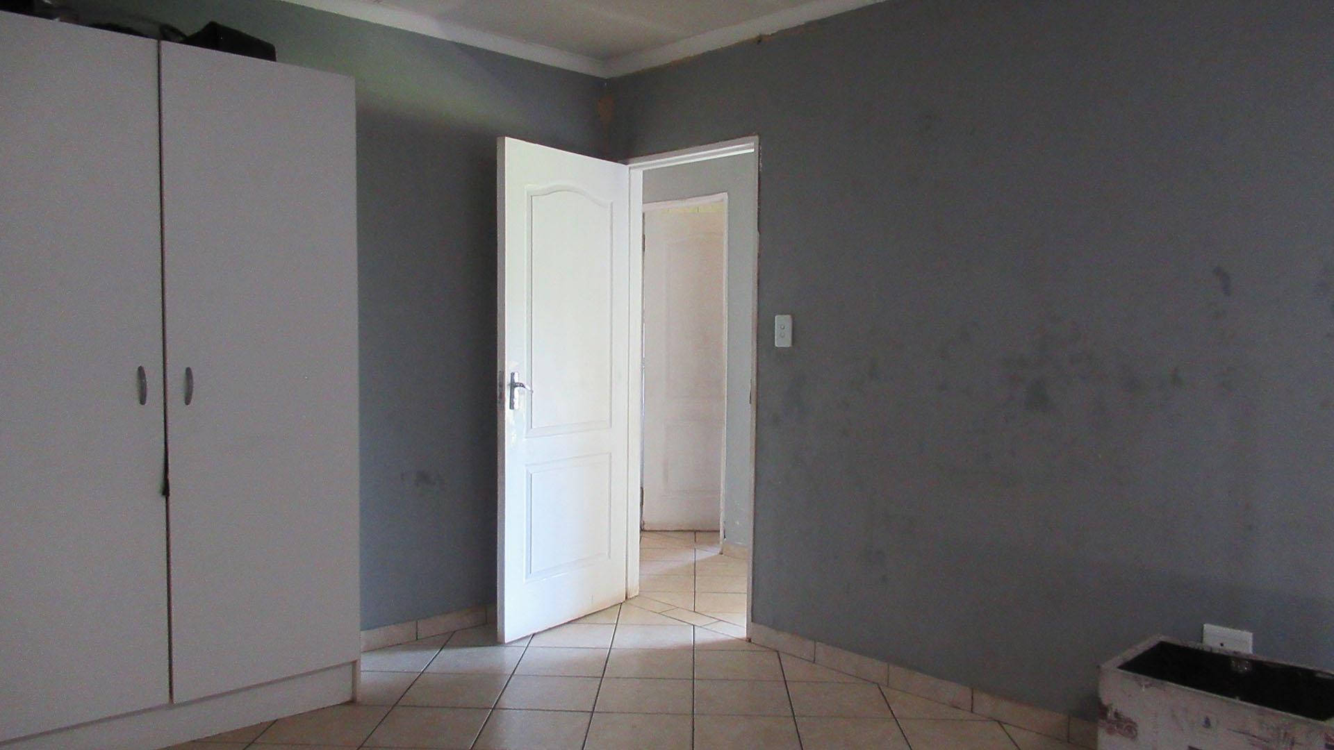 Bed Room 4 - 21 square meters of property in Klippoortje