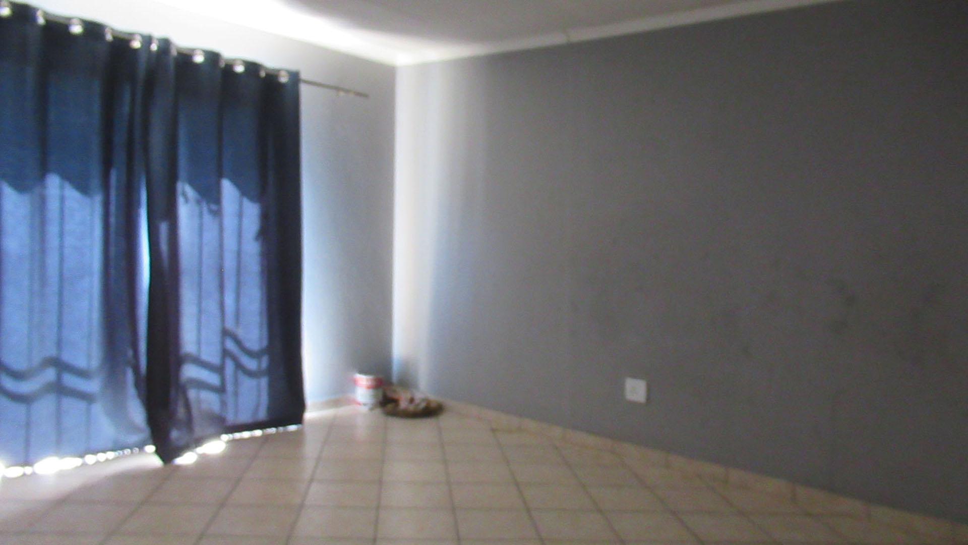 Bed Room 4 - 21 square meters of property in Klippoortje