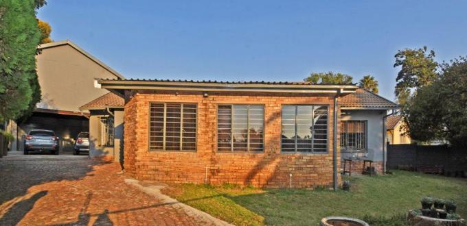 4 Bedroom House for Sale For Sale in Weltevreden Park - MR719772