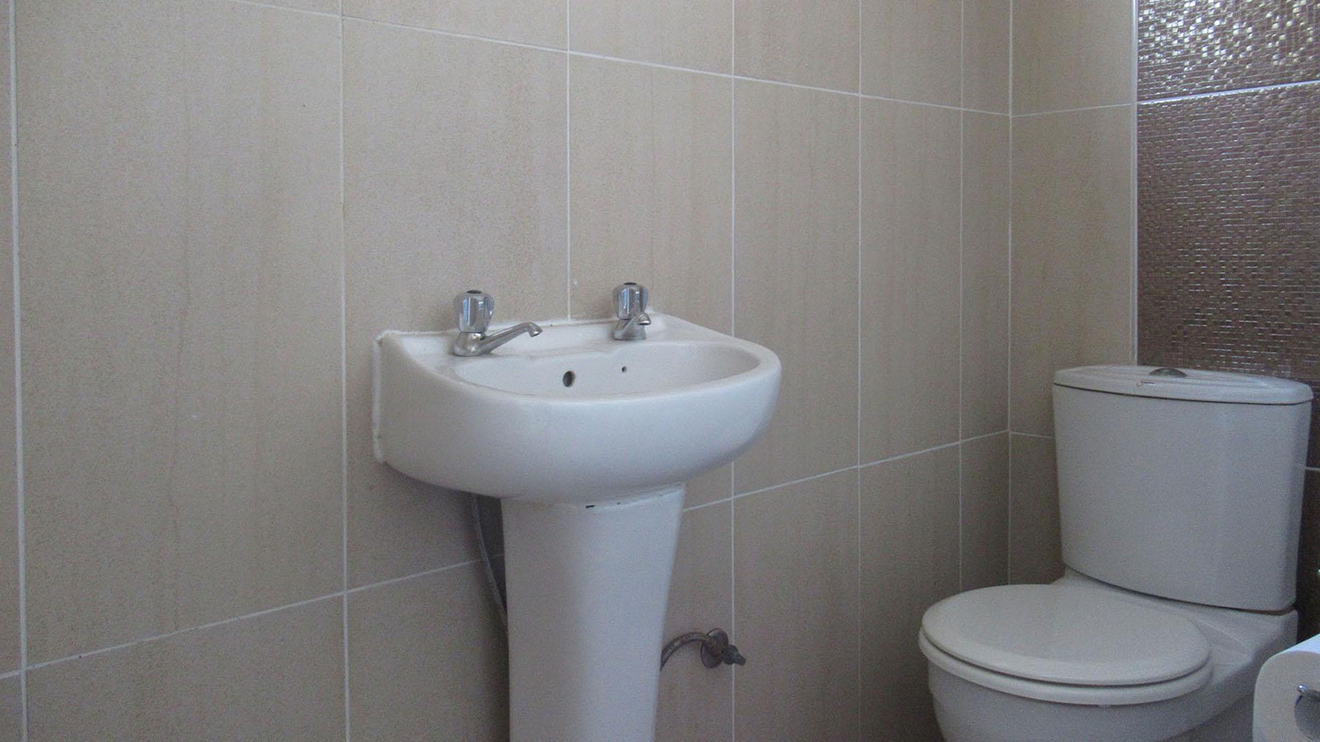 Guest Toilet - 2 square meters of property in Oakdene
