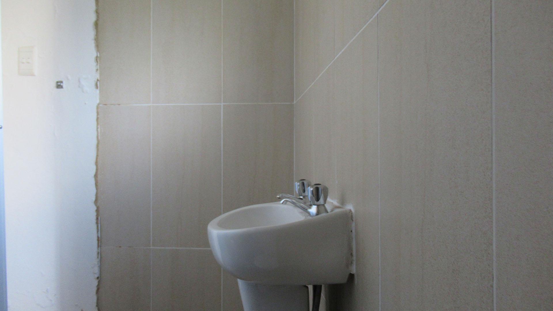 Guest Toilet - 2 square meters of property in Oakdene