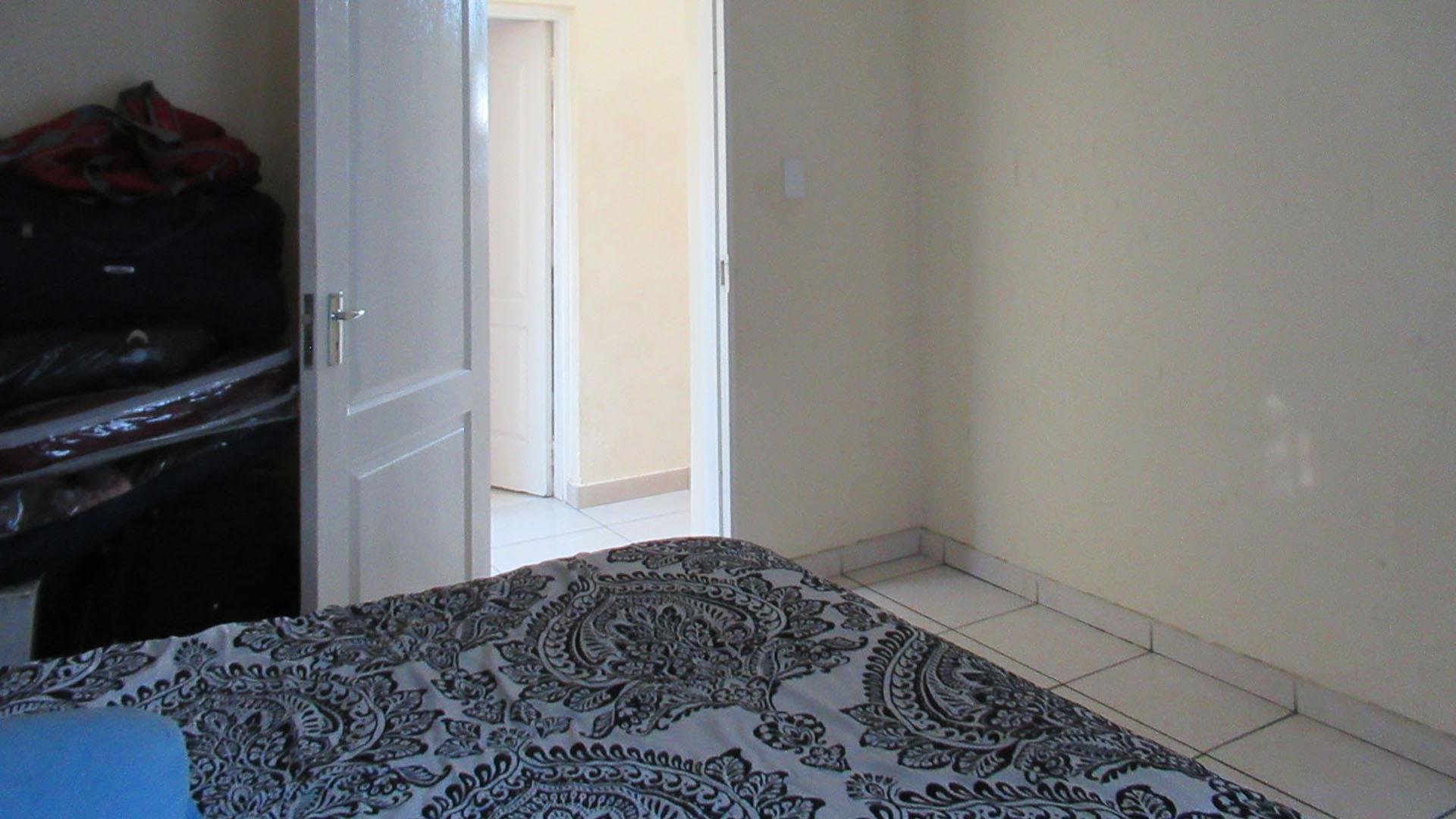 Bed Room 1 - 13 square meters of property in Oakdene