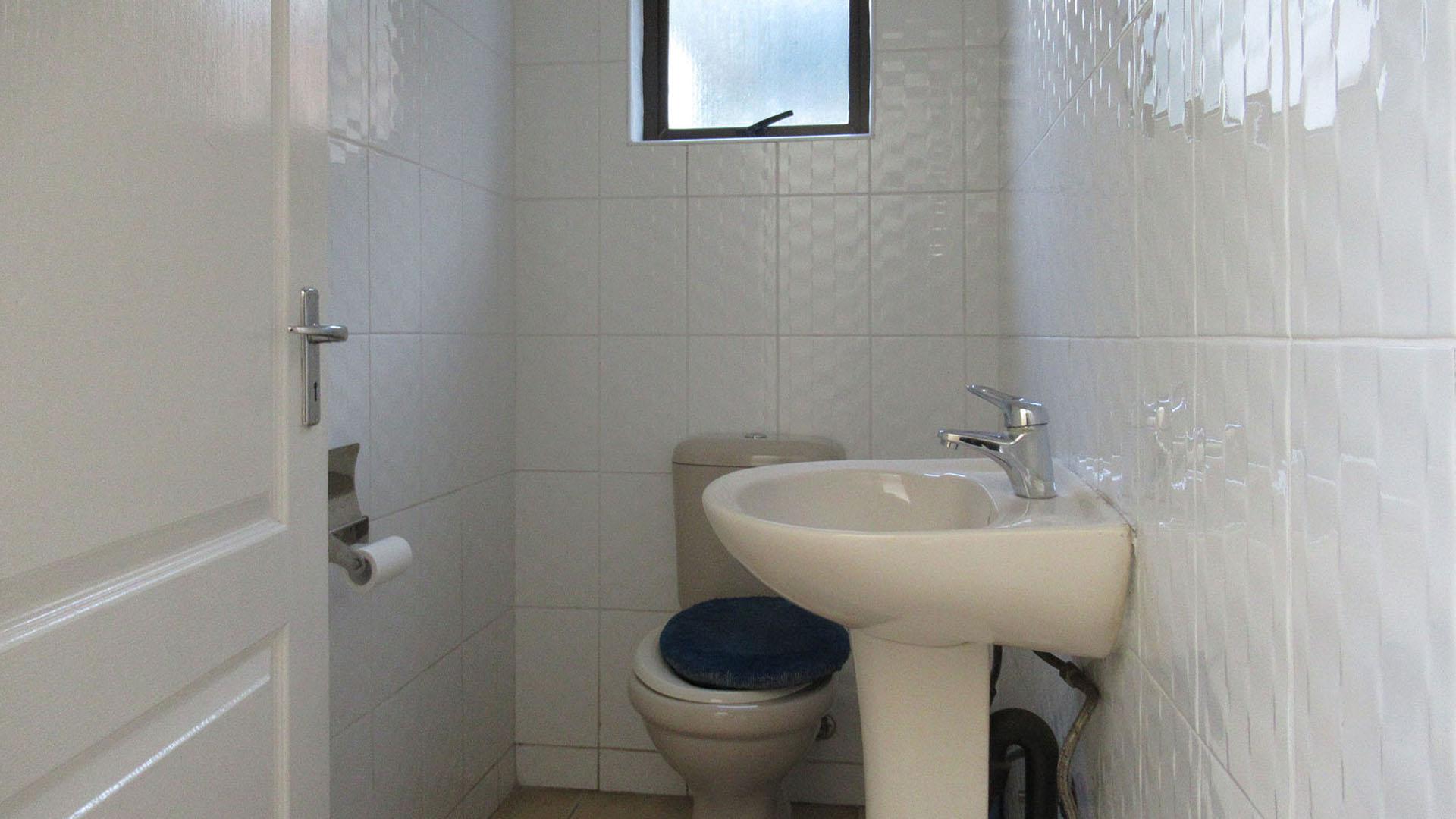 Bathroom 1 - 2 square meters of property in Oakdene