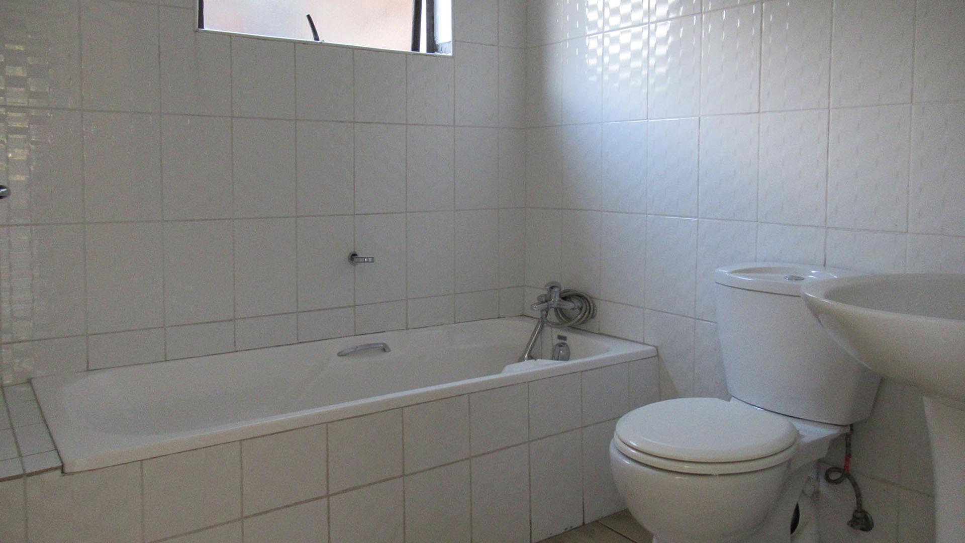 Bathroom 2 - 4 square meters of property in Oakdene