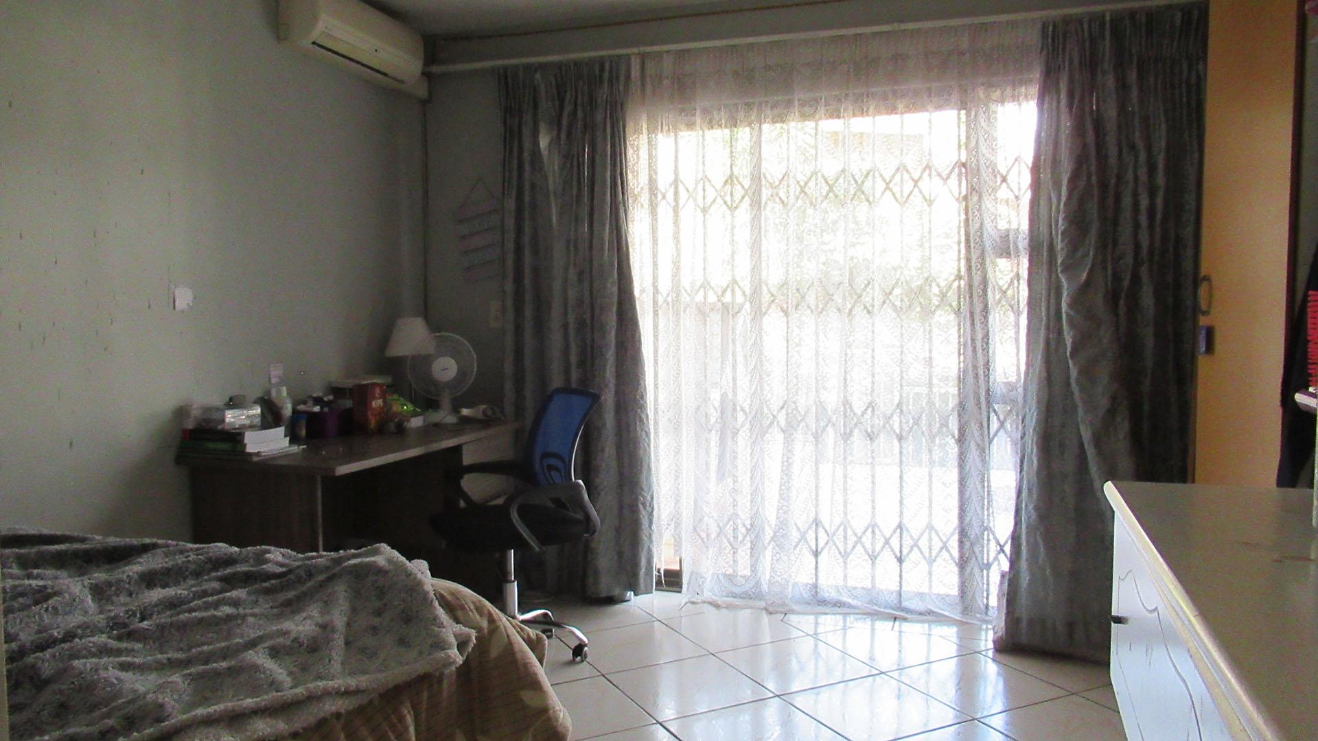 Bed Room 3 - 14 square meters of property in Oakdene