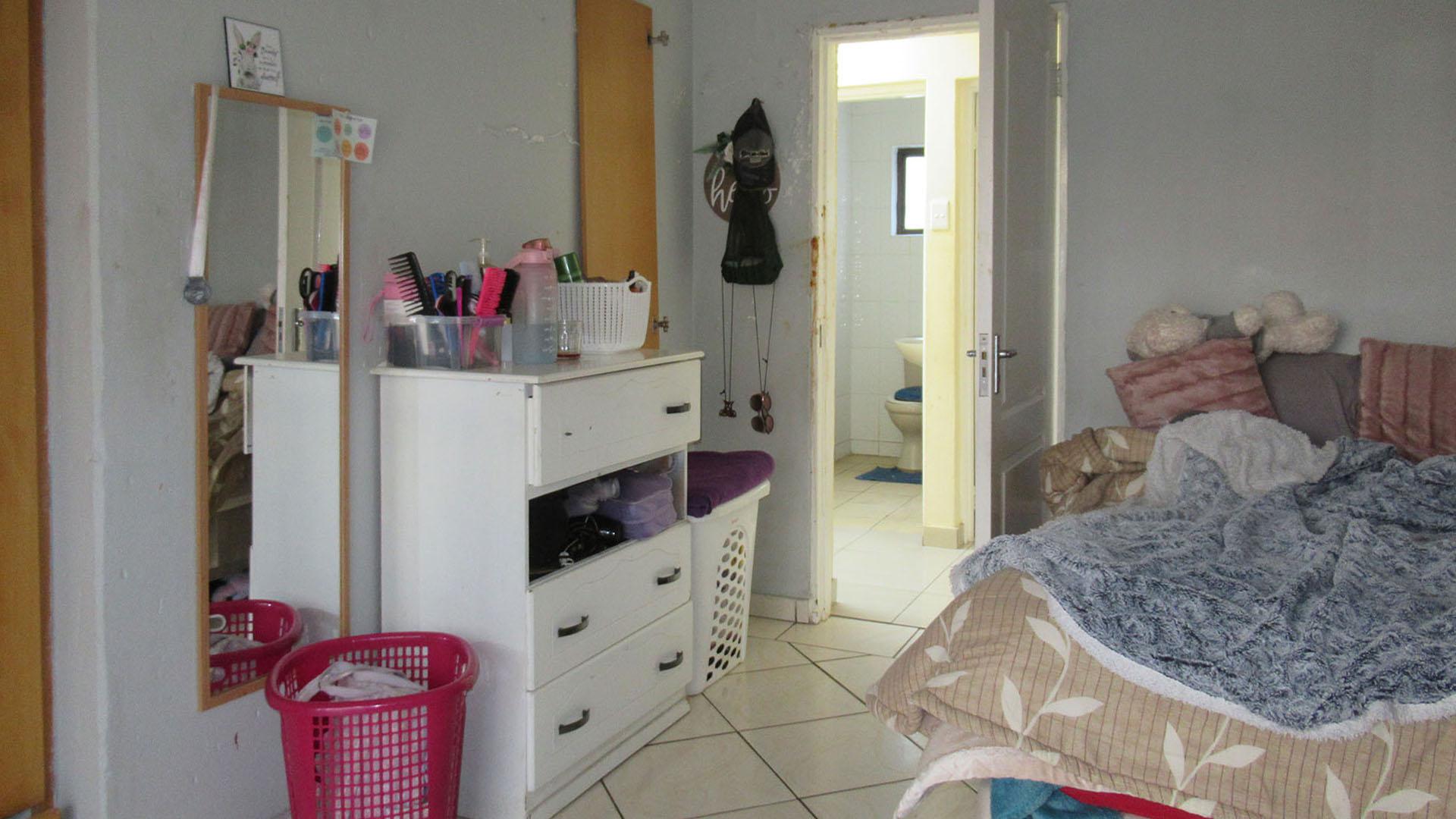 Bed Room 3 - 14 square meters of property in Oakdene