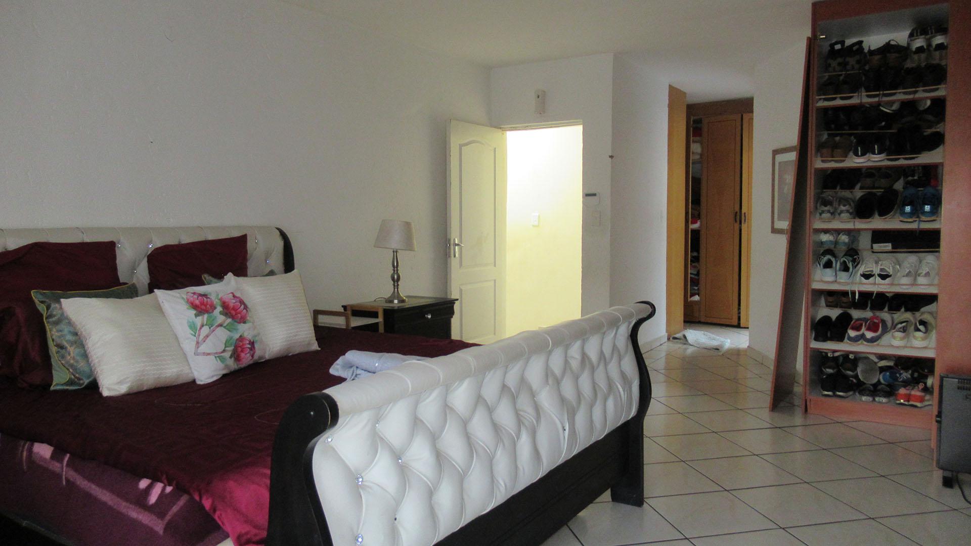 Main Bedroom - 33 square meters of property in Oakdene
