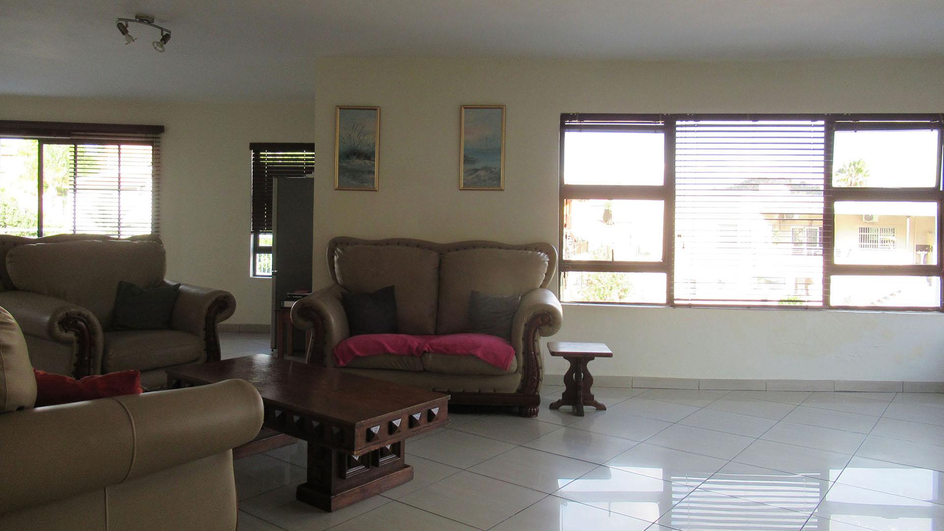 Lounges - 90 square meters of property in Oakdene