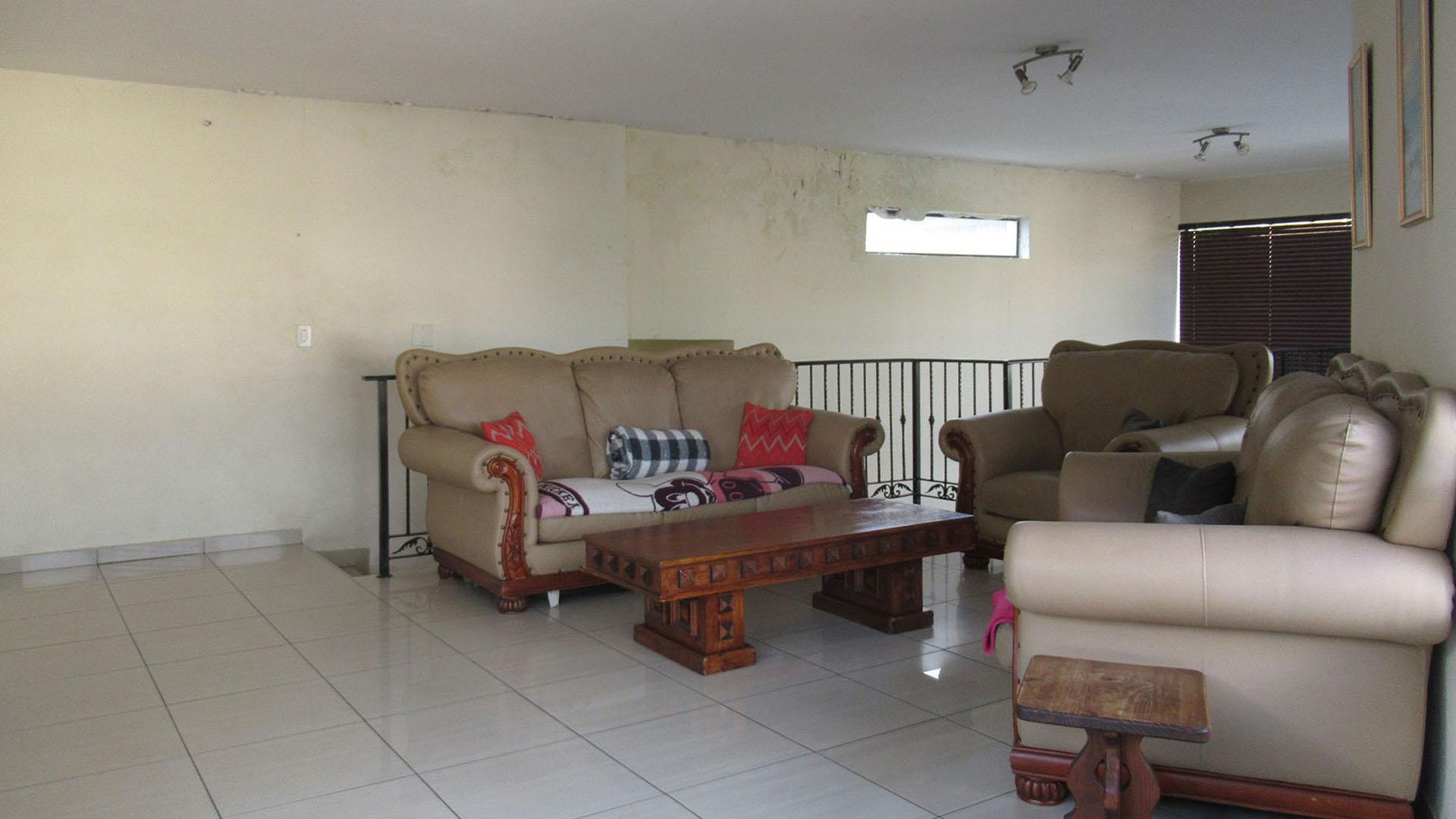 Lounges - 90 square meters of property in Oakdene