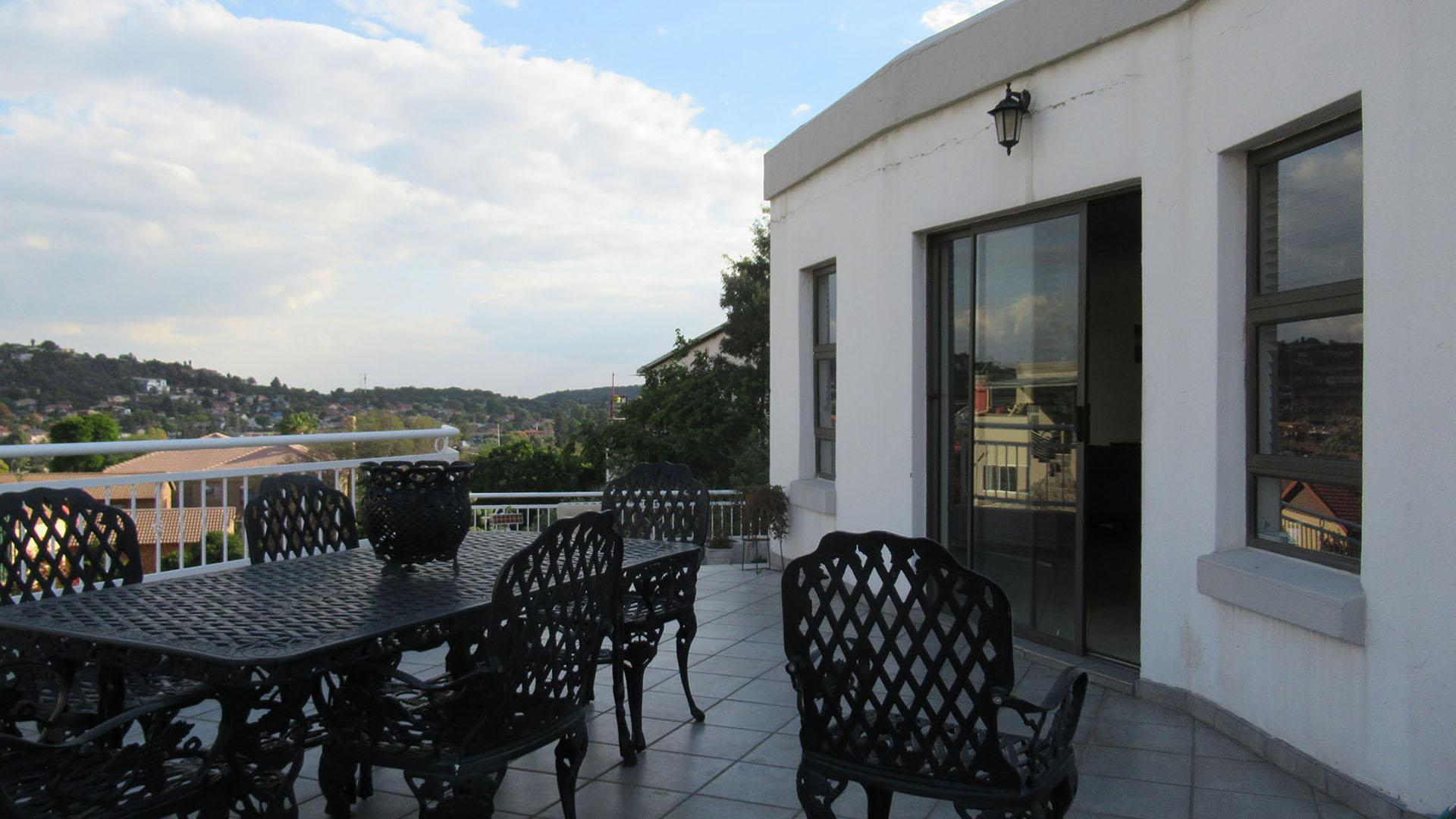 Balcony - 69 square meters of property in Oakdene