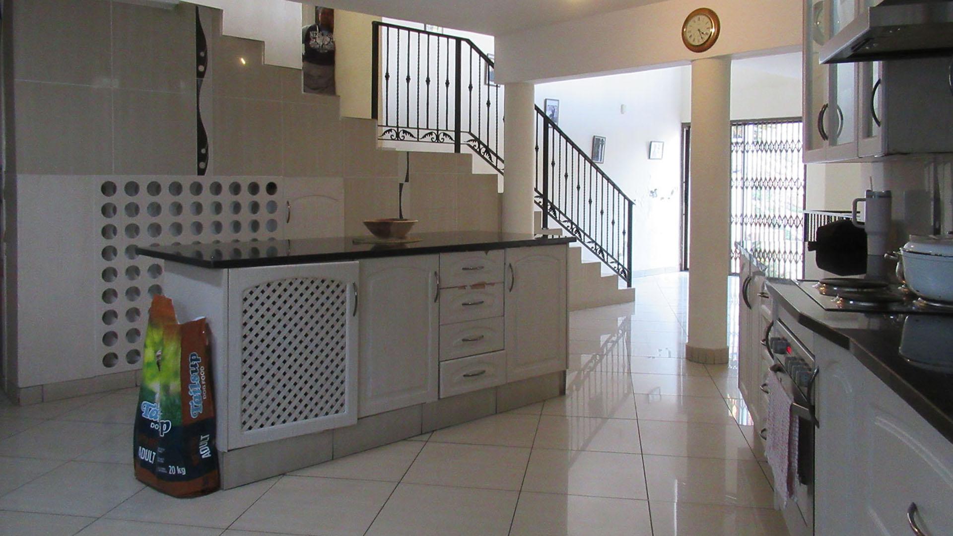 Kitchen - 29 square meters of property in Oakdene